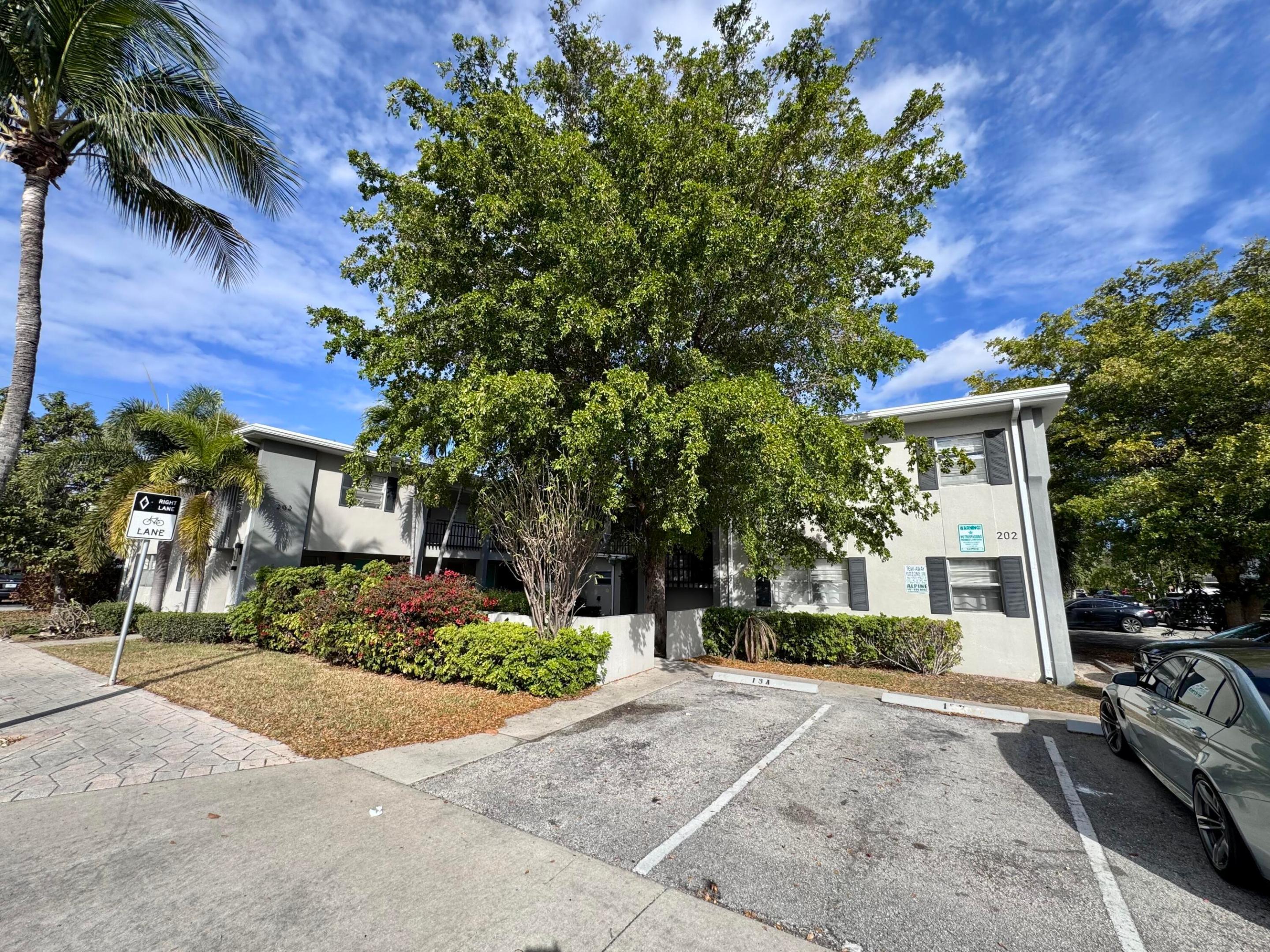 FIRST MONTH FREE - Charming 1 bed, 1 bath apartment in the heart of Lake Worth Beach, just steps from groceries, banks, and pharmacy. Enjoy the convenience of a first-floor unit with access to a common BBQ area and on-site laundry featuring online payment. Move-in ready, this cozy space offers comfort and ease in a prime location, perfect for enjoying nearby amenities.