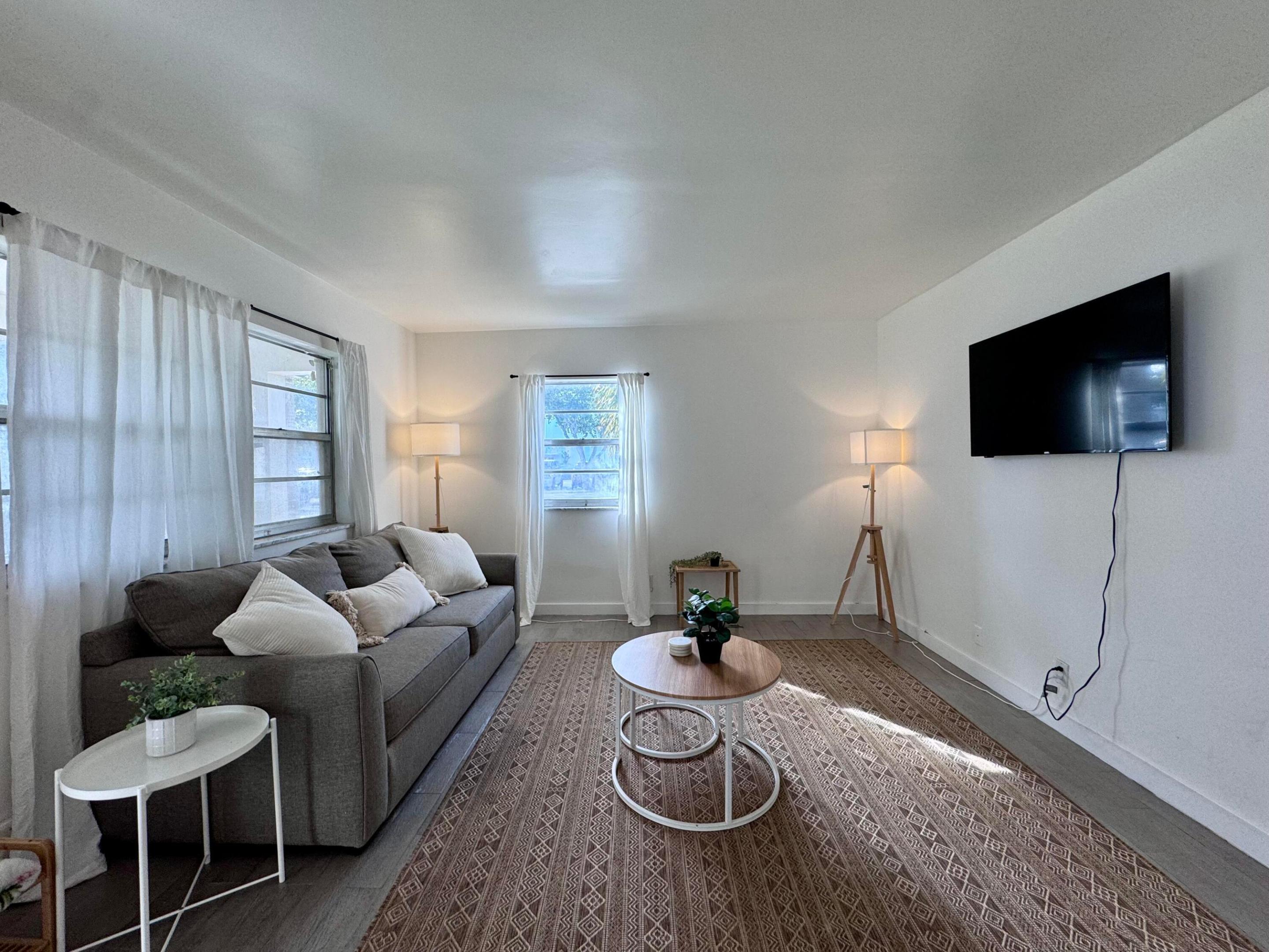 LAKE WORTH TOWN OF - Residential Lease