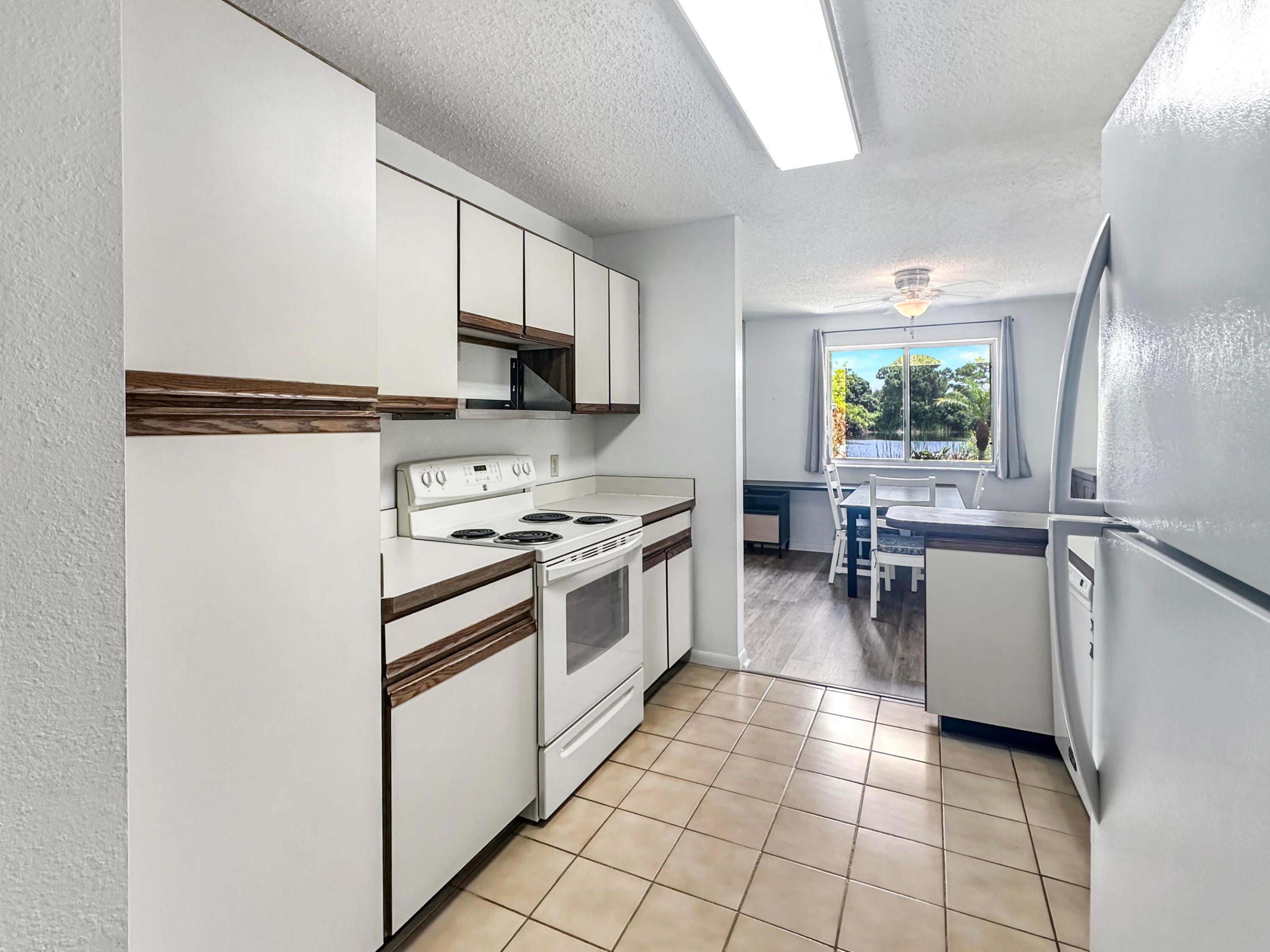 GOLF LAKE VILLAS - Residential