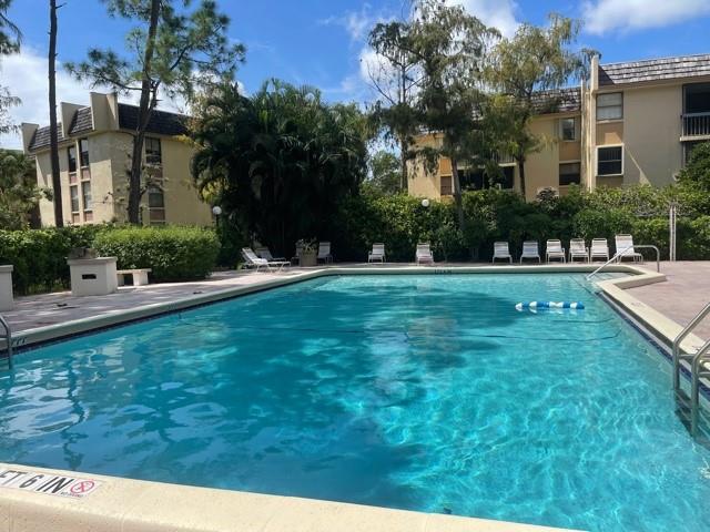 Beautiful Corner 2/2 Condo at Greenglades in the center of Coral Springs. ACROSS FROM ELEMENTARY SCHOOL Closer to the Walk and City Center, where all restaurants and entertainments are available. Spacious Primary Bedroom with sliders to the screened patio and split bedroom plan with guest bathroom. Immense Living/Dining area. Interior Laundry room with Washer/Dryer and storage area.*All Ages allowed*   YES  *Pet Friendly*