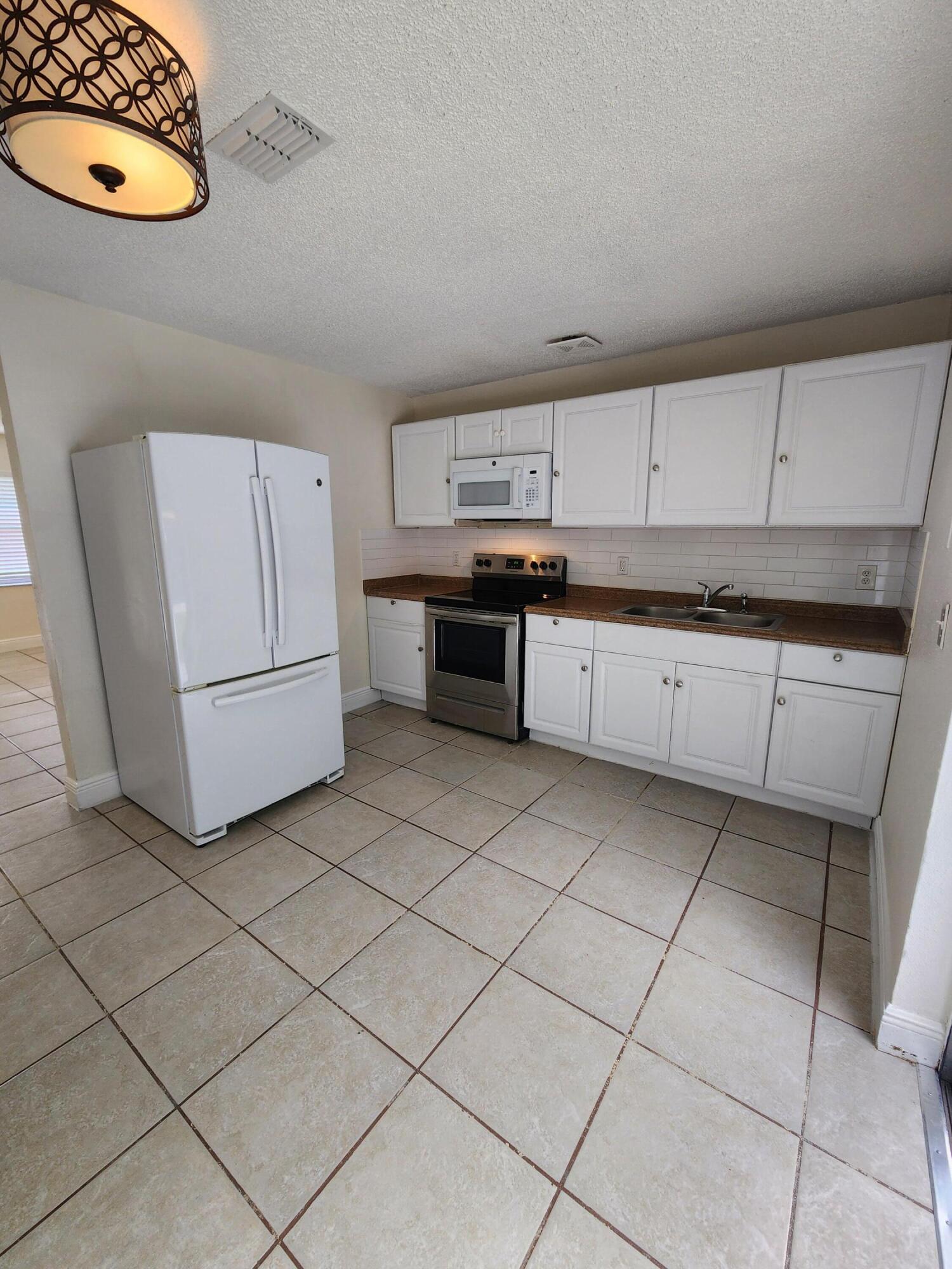 LAURA LANE UNREC ON AM-52 - Residential Lease