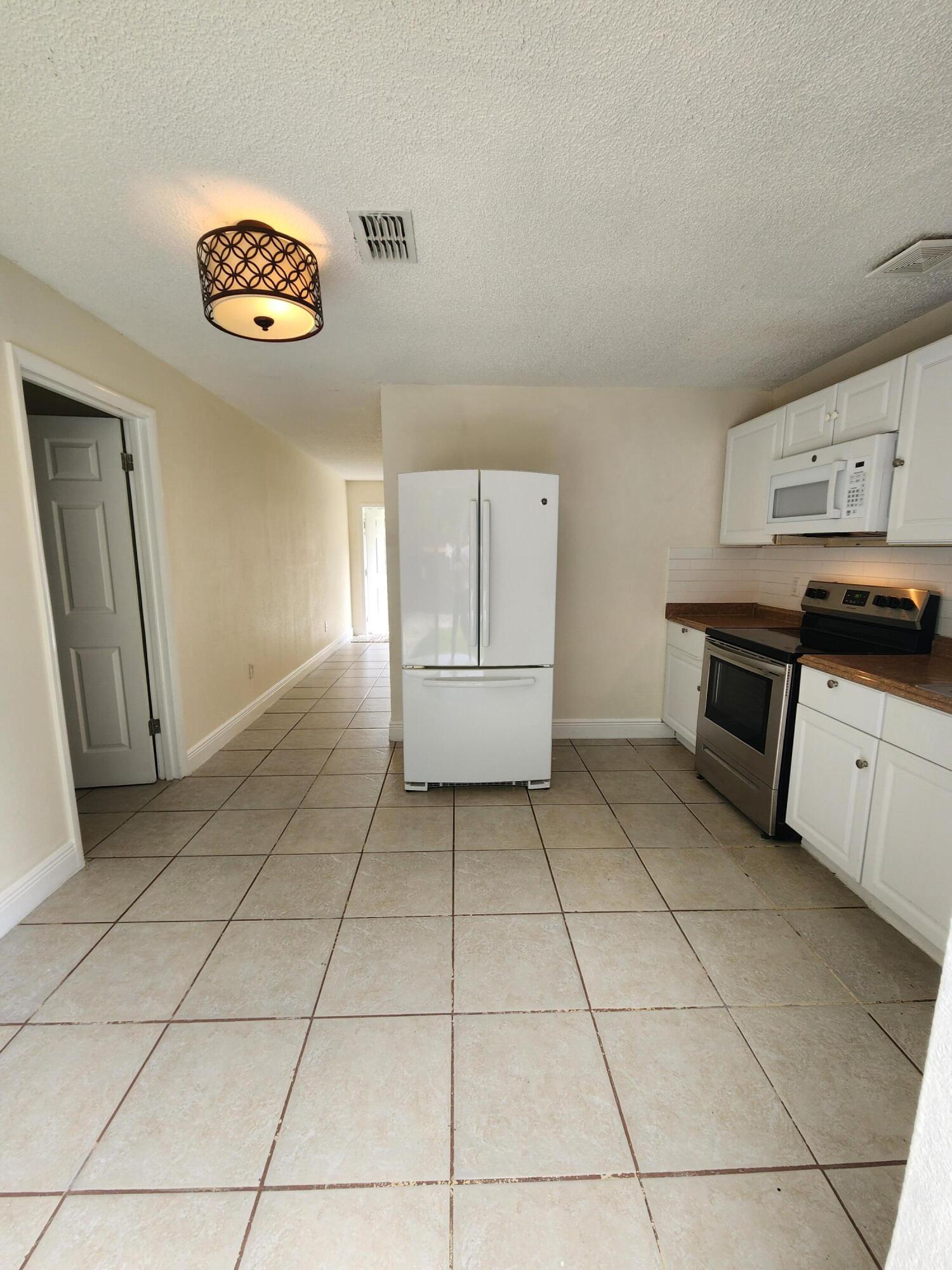 LAURA LANE UNREC ON AM-52 - Residential Lease