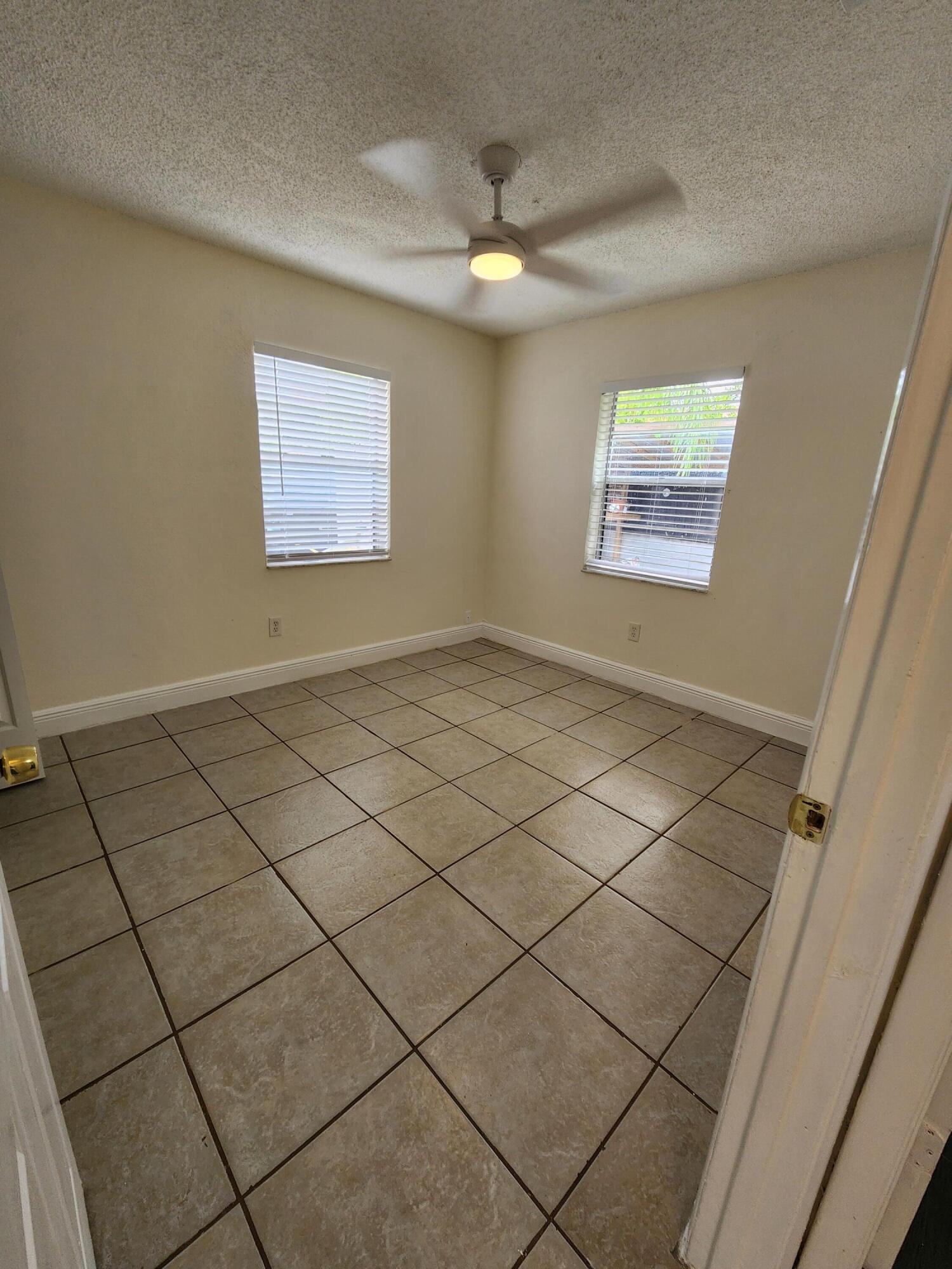 LAURA LANE UNREC ON AM-52 - Residential Lease