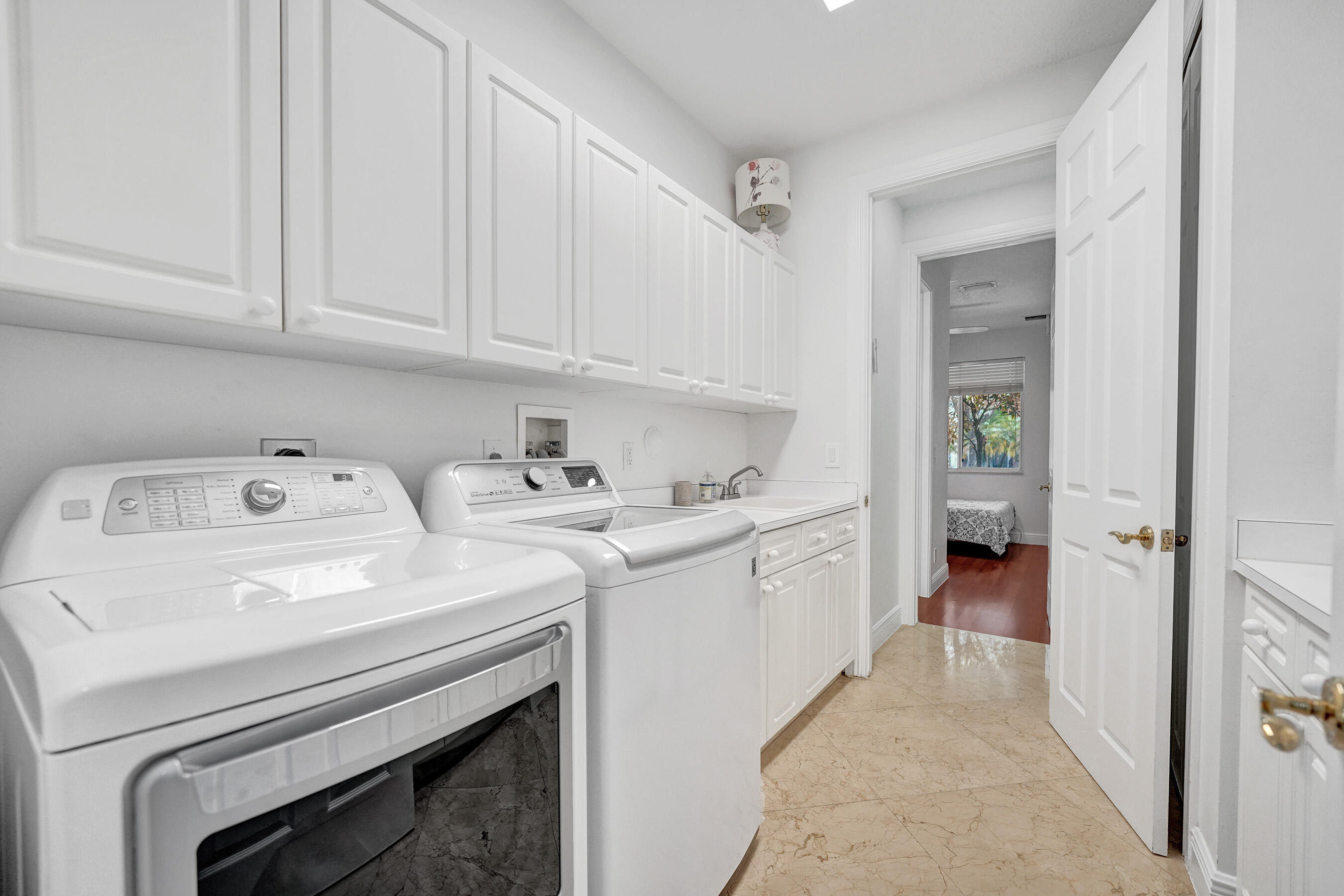 HOLLYWOOD OAKS - Residential