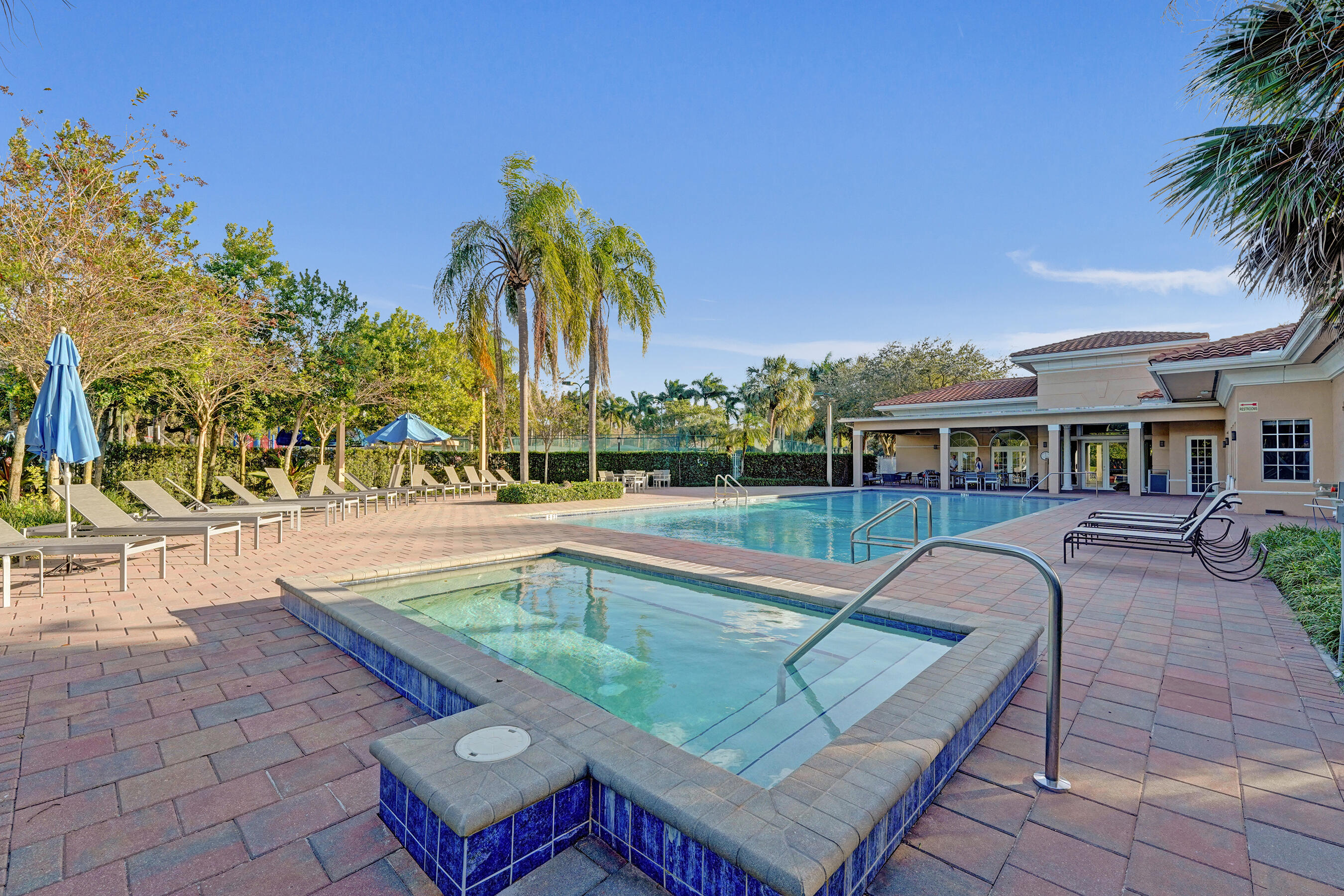 HOLLYWOOD OAKS - Residential