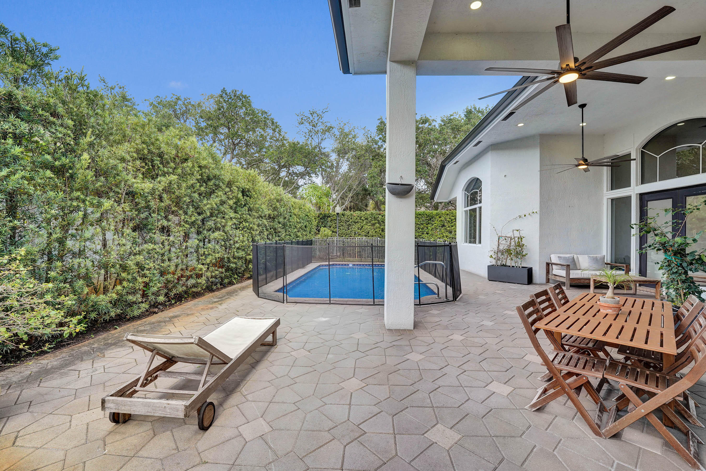 HOLLYWOOD OAKS - Residential