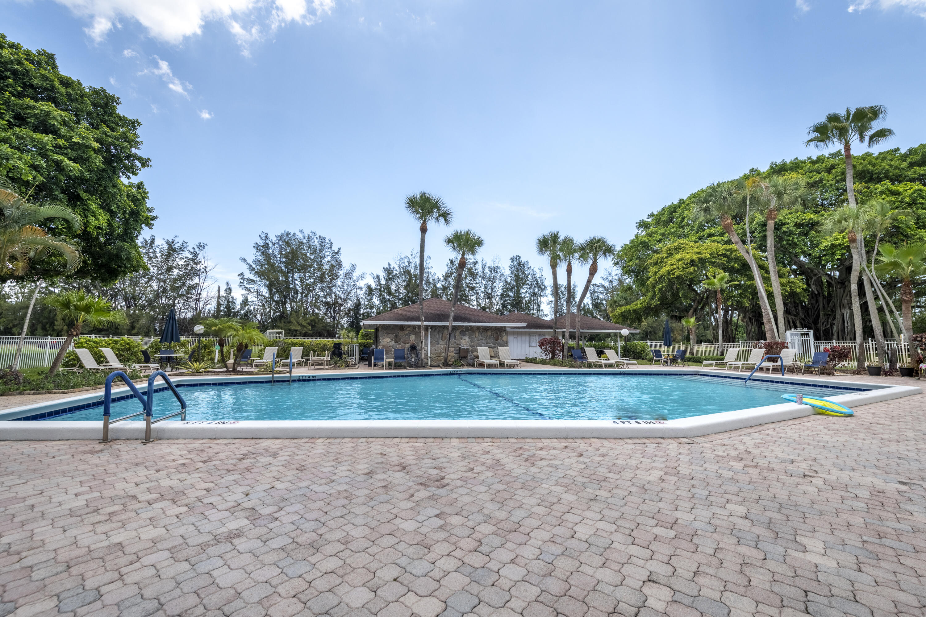 NO 14 PALM-AIRE COUNTRY CLUB - Residential