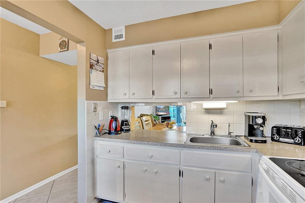Lauderdale Oaks #8 - Residential