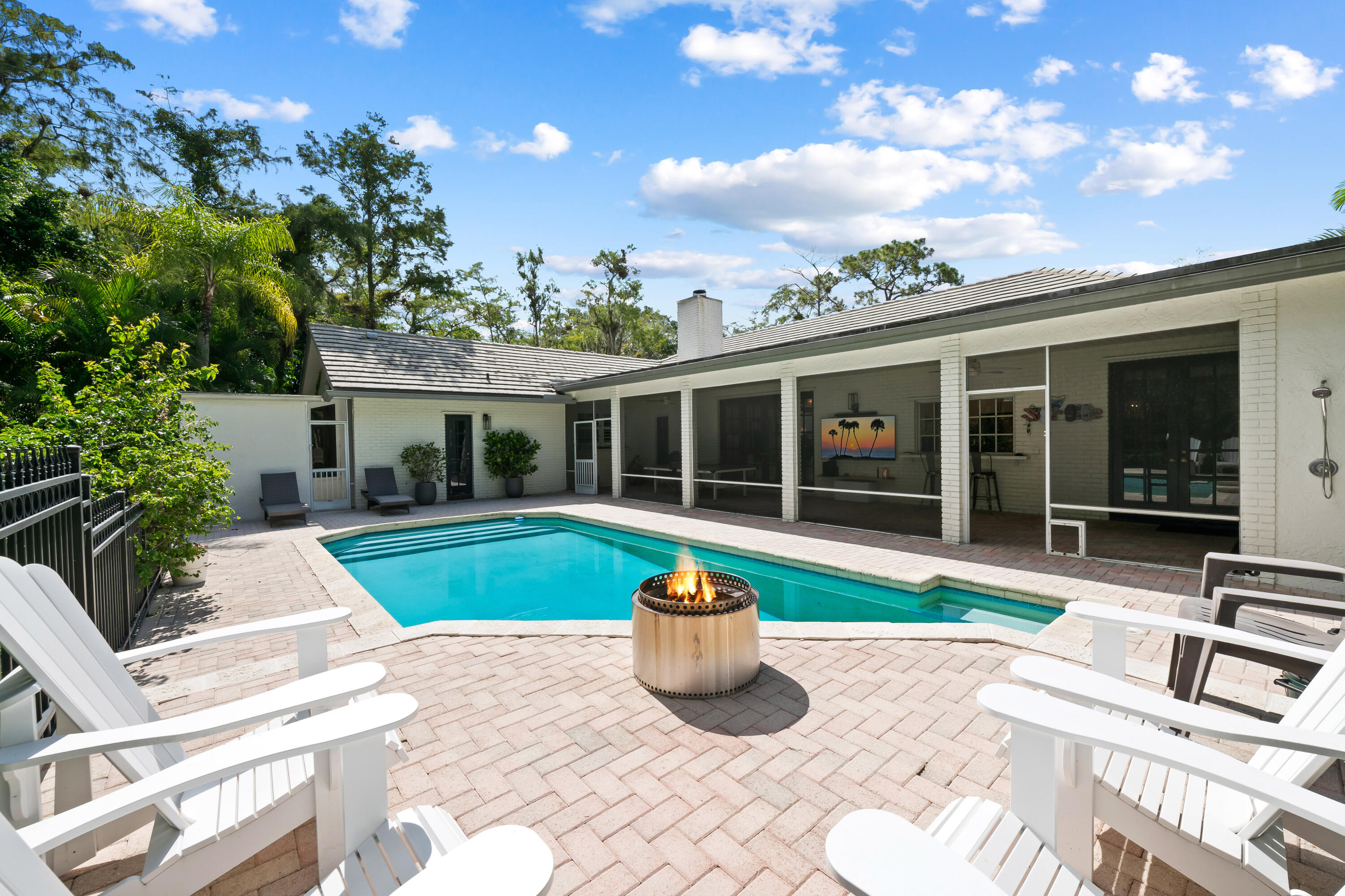 WHISPERING WOODS - Residential