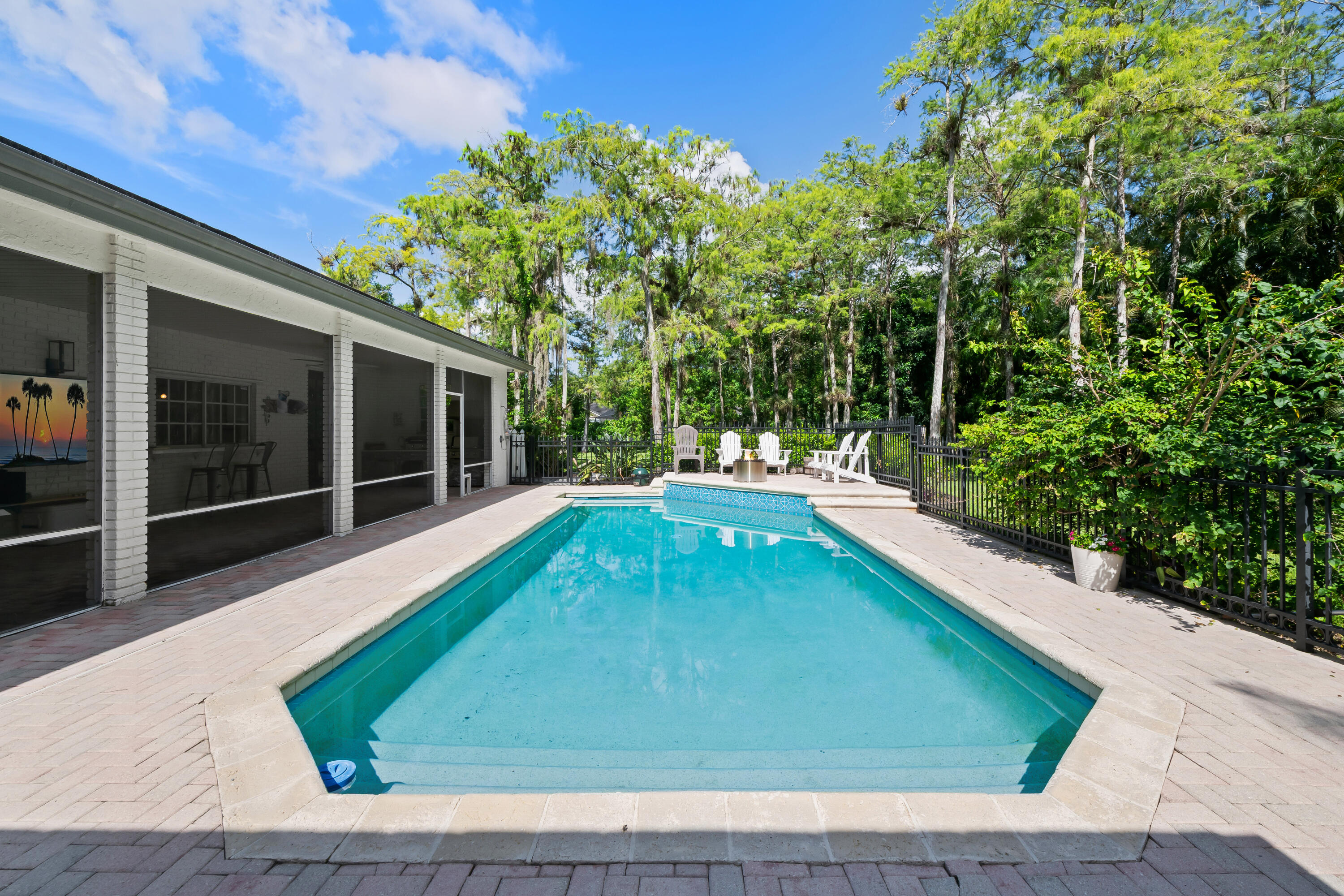 WHISPERING WOODS - Residential