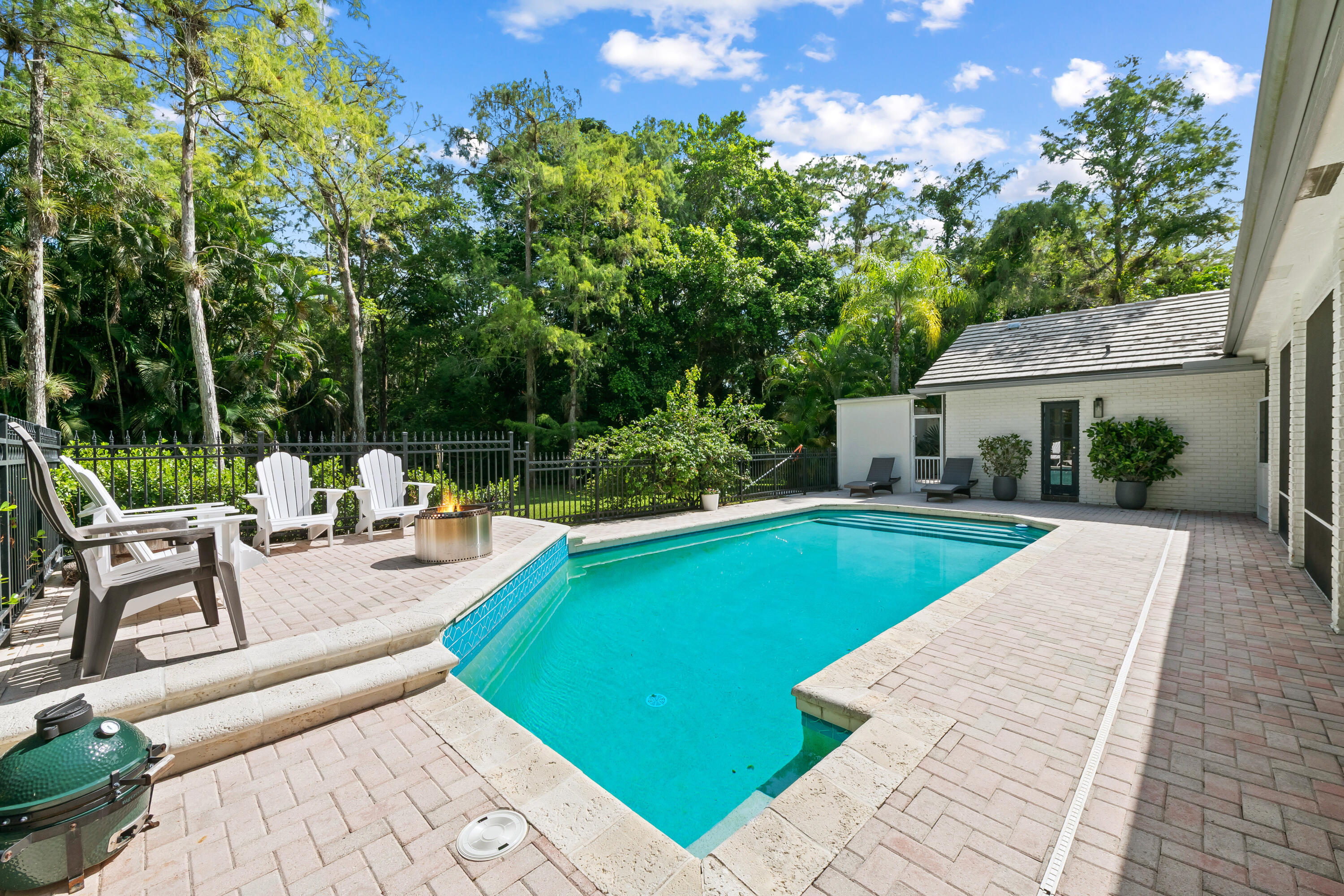 WHISPERING WOODS - Residential