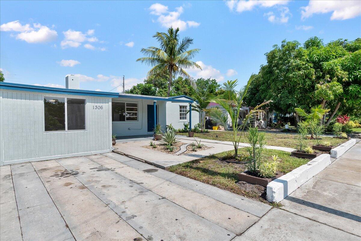 WHISPERING PALMS 2 - Residential