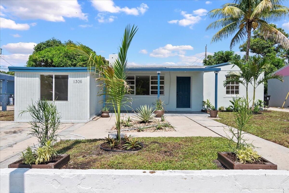 WHISPERING PALMS 2 - Residential