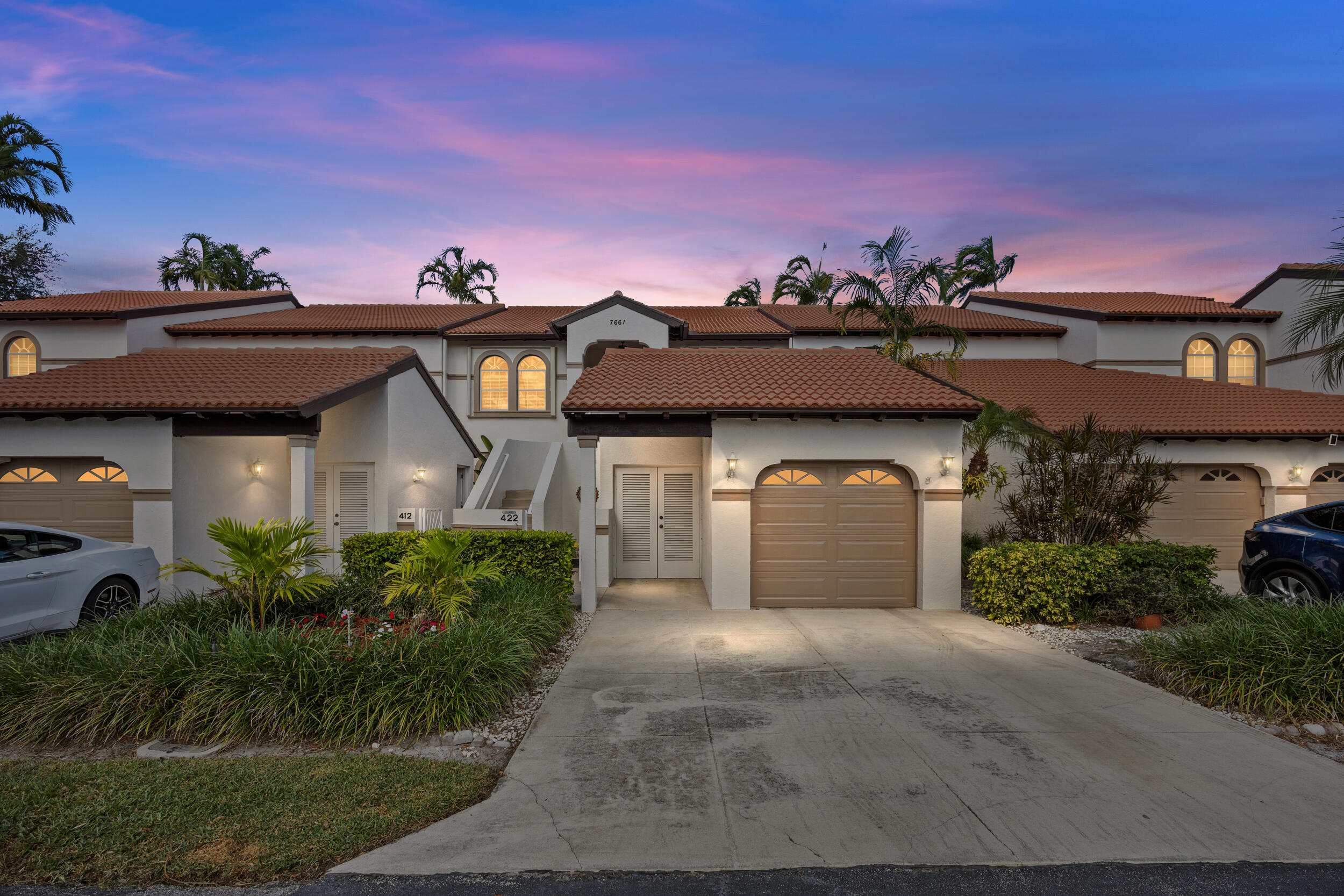 Wake up to sunrises over Palm Beach National's championship fairways at St Andrews Glen—second-floor golf course views without mandatory country club membership. This corner unit overlooks Joe Lee's 1962 design, rated among the top public courses in America by GolfAdvisor. You get the views and lifestyle without initiation fees or monthly dues. Screened lanai with impact windows, vaulted ceilings, bright eat-in kitchen with pantry, and clean original condition ready to enjoy or personalize over time. Attached garage with golf cart storage in a true cart-friendly community. Fifteen minutes to I-95, Palm Beach International Airport, downtown Lake Worth, and Lake Worth Beach. Optional membership preserves flexibility and long-term resale value. Full lifestyle and location details below. This is what smart buyers look for in Lake Worth: championship golf course views without forced country club contracts. You're not just buying a condoyou're buying light, space, and a lock-and-leave lifestyle that works whether you're full-time or seasonal. Vaulted ceilings pull natural light through the open layout and toward the fairway views beyond the lanai. The kitchen sits at the center of the home with white cabinetry, pantry storage, and enough counter space for daily living without wasted square footage. Original finishes are well maintained, neutral, and functionalcomfortable now, flexible later.

The primary suite balances practicality and comfort with a walk-in shower for everyday use and a separate soaking tub for slower evenings. The screened lanai becomes an extension of the living space, offering changing views throughout the dayfrom sunrise golds to evening shadows across the course. An attached one-car garage eliminates parking issues and provides room for a golf cart, bikes, and beach gear. St Andrews Glen is known for its active, social feel, where residents regularly use golf carts to visit neighbors, nearby shopping, or Palm Beach National's clubhouse and Tiki bar.

What sets this community apart is the optional membership structure. Palm Beach National delivers a relaxed golf experiencemusic on the patio, a Toptracer driving range open until nine PM, and an approachable atmospherewithout mandatory buy-ins. The option to join later preserves flexibility while protecting value, a rare advantage among Palm Beach County golf course communities.

The HOA covers exterior maintenance, landscaping, and community amenities, keeping ownership simple and predictable. Lake Worth Beach offers a central location without coastal pricing pressure. Ten minutes brings you to direct Atlantic Ocean access. Downtown Lake Worth continues to grow with destinations like Oceano Kitchen, Paradiso, Benny's on the Beach, Rustico Italiano, local breweries, galleries, and weekend festivals. Public and private investment over the past two decades has driven renewed demand as buyers recognize long-term value.

Fifteen minutes to I-95 and Palm Beach International Airport. Twenty minutes to downtown West Palm Beach and CityPlace. Twenty-five minutes to Wellington's equestrian district. Palm Beach County School District earned an A rating for the 2023-2024 school year, supporting resale strength even for buyers without school-aged children.

At this price point, most alternatives lack golf course frontage, garage parking, or optional membership flexibility. Second-floor fairway views with an attached garage consistently outperform interior units over time. This is a position that holds.

Esta propiedad ofrece vistas directas al campo de golf Palm Beach National sin la obligación de membresía. Ubicada en el segundo piso y en esquina, permite disfrutar de amaneceres sobre el diseño original de Joe Lee de 1962, reconocido a nivel nacional. La distribución abierta con techos altos maximiza la luz natural y conecta los espacios principales con el lanai con malla e impacto.

La cocina tipo comedor cuenta con gabinetes blancos, despensa y acabados originales bien conservados, funcionales para uso inmediato o actualización futura. La suite principal combina ducha amplia y bañera independiente, ofreciendo comodidad diaria sin necesidad de remodelaciones inmediatas. El garaje privado facilita estacionamiento seguro y almacenamiento adicional para carrito de golf, bicicletas o equipo de playa.

St Andrews Glen es una comunidad activa y organizada para el uso de carritos de golf. La membresía del club es opcional, lo que permite mantener flexibilidad financiera mientras se conserva el atractivo a largo plazo. La asociación cubre mantenimiento exterior y áreas comunes, simplificando la propiedad.

Lake Worth Beach se encuentra a diez minutos del océano Atlántico y ofrece acceso conveniente a restaurantes, centros culturales y rutas principales. La cercanía a la I-95, al Aeropuerto Internacional de Palm Beach y al centro de West Palm Beach posiciona esta propiedad como una opción sólida tanto para residencia como inversión.
