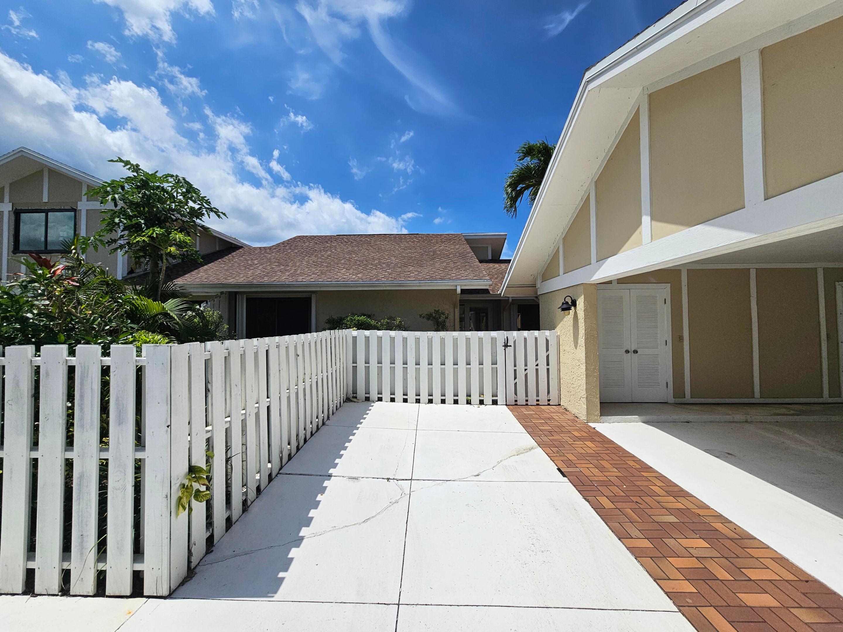 CAPE POINTE OF JONATHANS LANDING - Residential