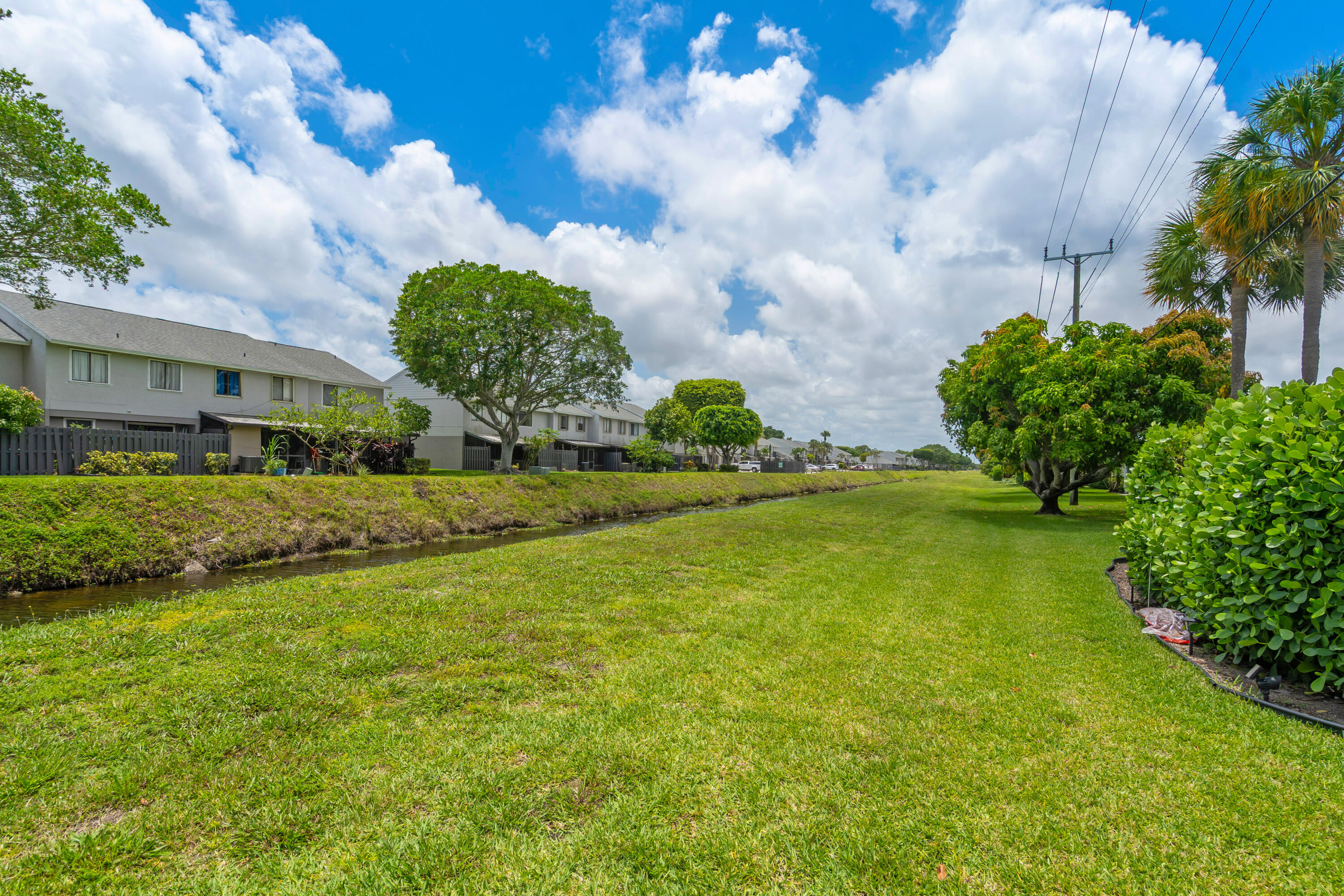 CRESTHAVEN CONDO TOWNHOMES SEC 1 - Residential