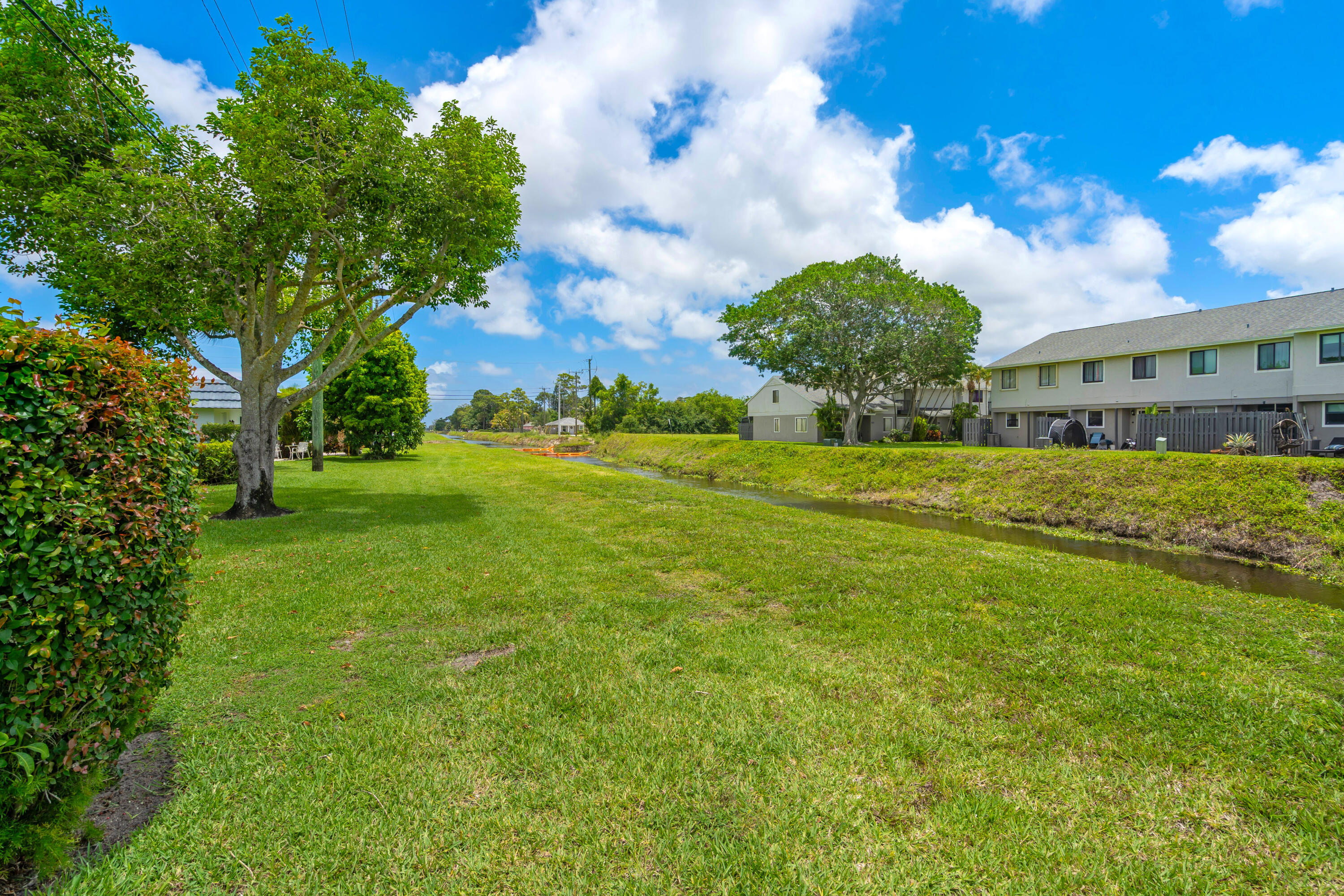 CRESTHAVEN CONDO TOWNHOMES SEC 1 - Residential