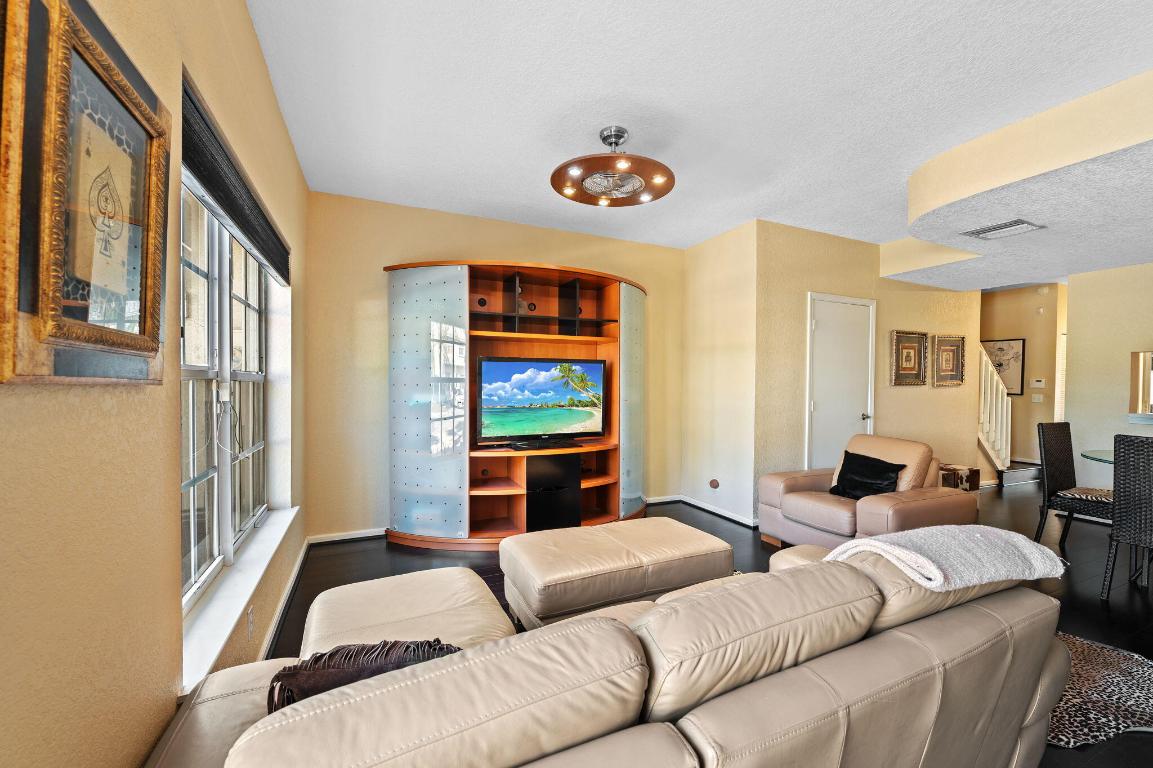 CORAL REEF CLUB - Residential