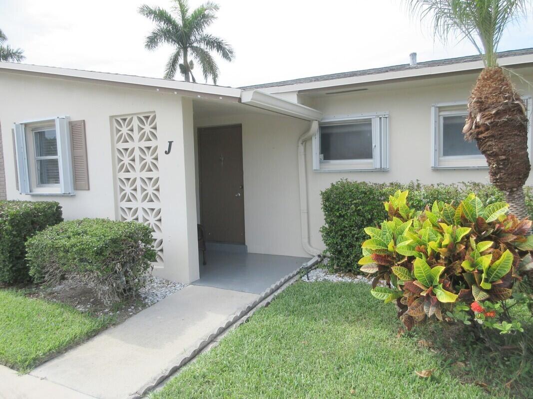 Welcome to this charming one-bedroom, one-and-a-half-bath villa located in Cresthaven Villas Condo 31 in West Palm Beach, Florida. This single-story residence offers 662 square feet of finished living space, providing an efficient and comfortable layout for residents. The villa features one full bedroom and one half bath, along with an additional full bathroom, making it practical for various living situations. Situated within the established Cresthaven Villas community, this property presents an accessible residential option in West Palm Beach.