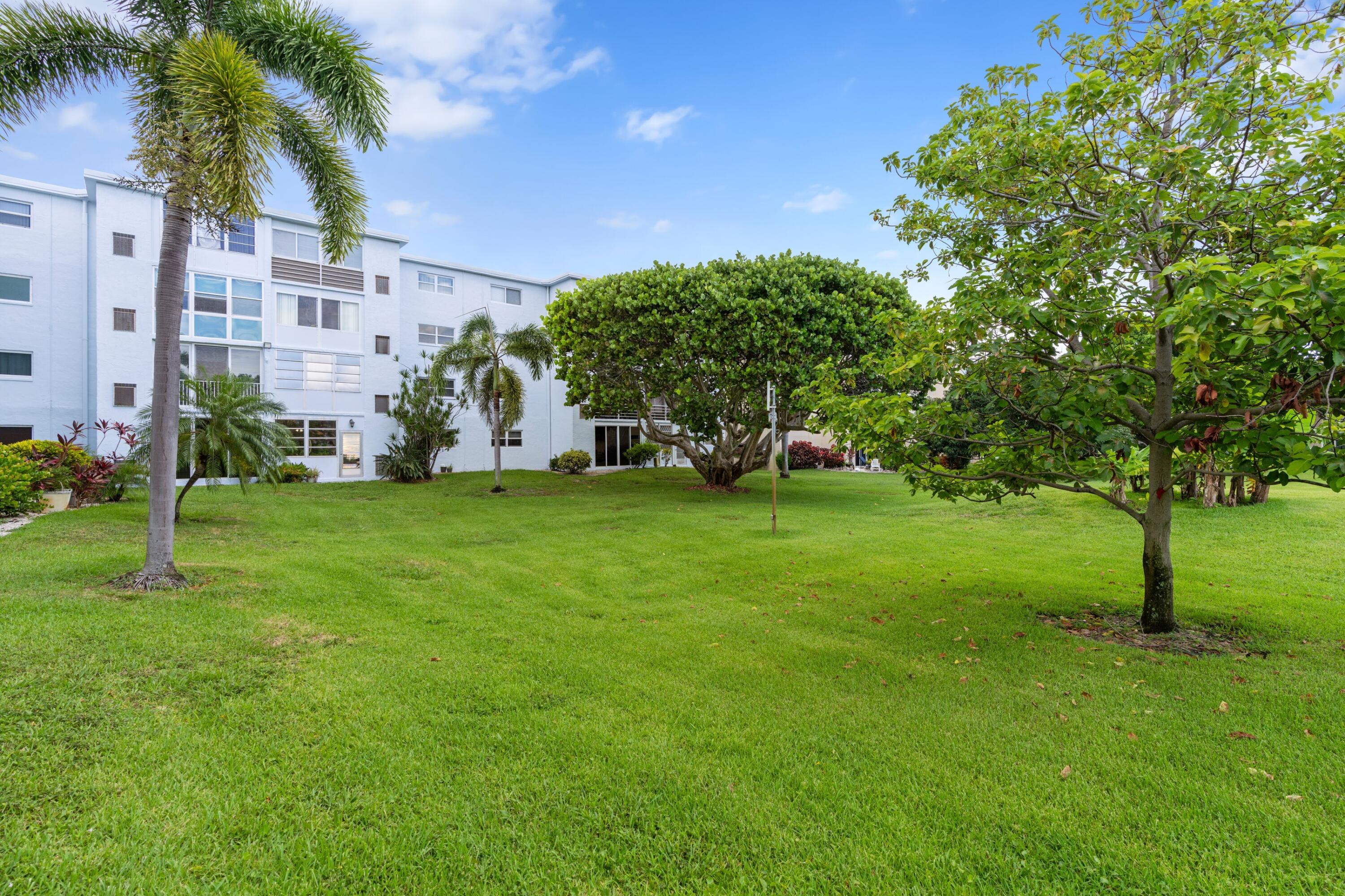 VILLAGE ROYALE GREENHILL CONDO - Residential