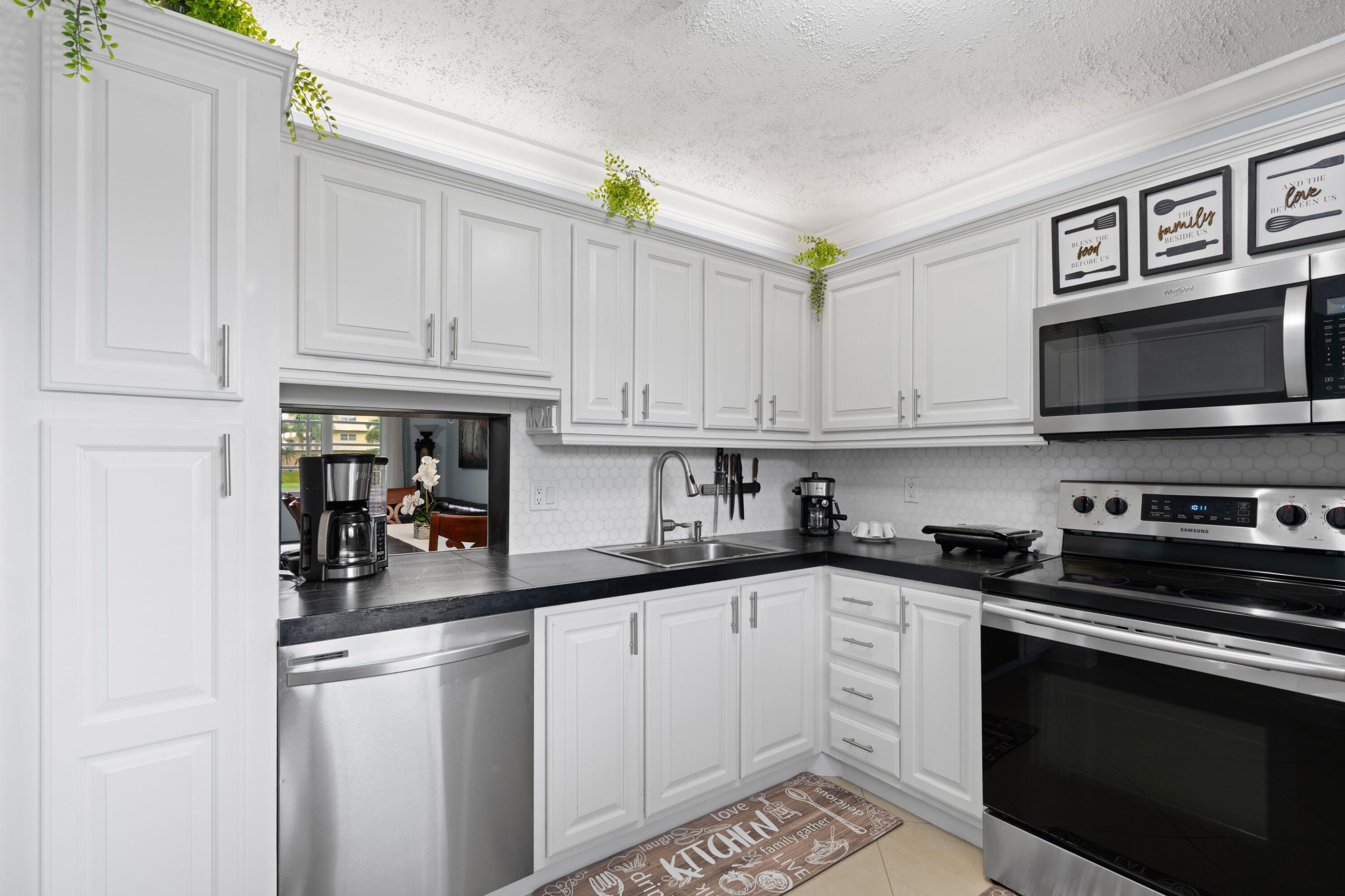 VILLAGE ROYALE GREENHILL CONDO - Residential