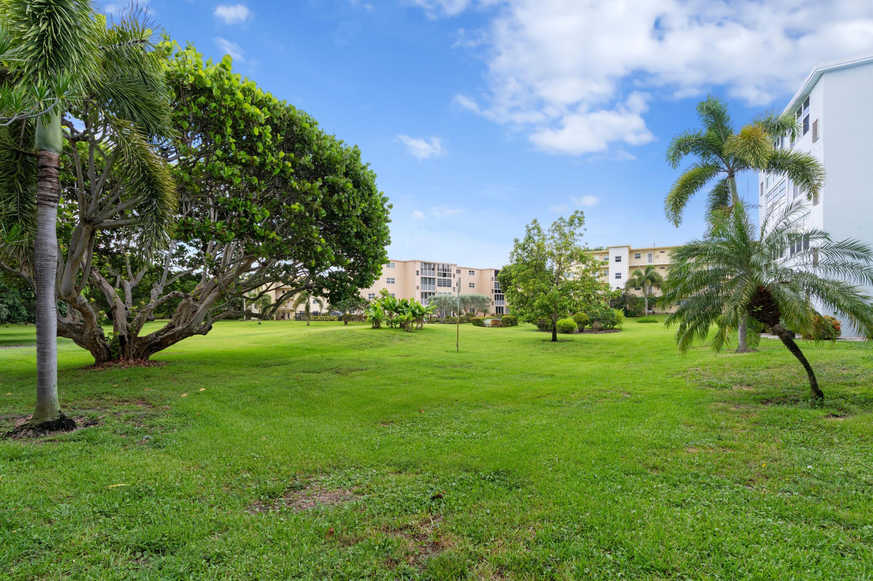 VILLAGE ROYALE GREENHILL CONDO - Residential