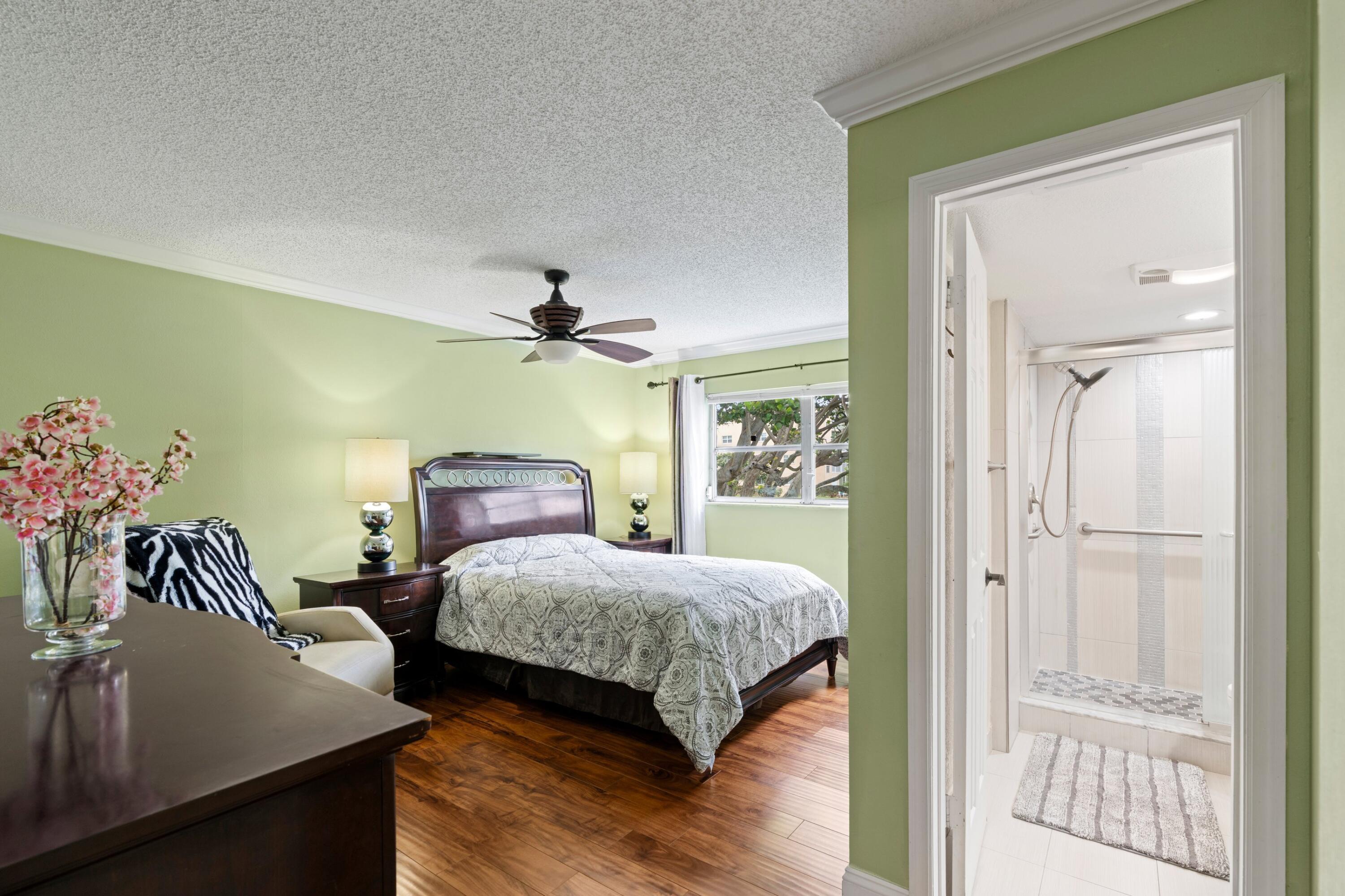 VILLAGE ROYALE GREENHILL CONDO - Residential
