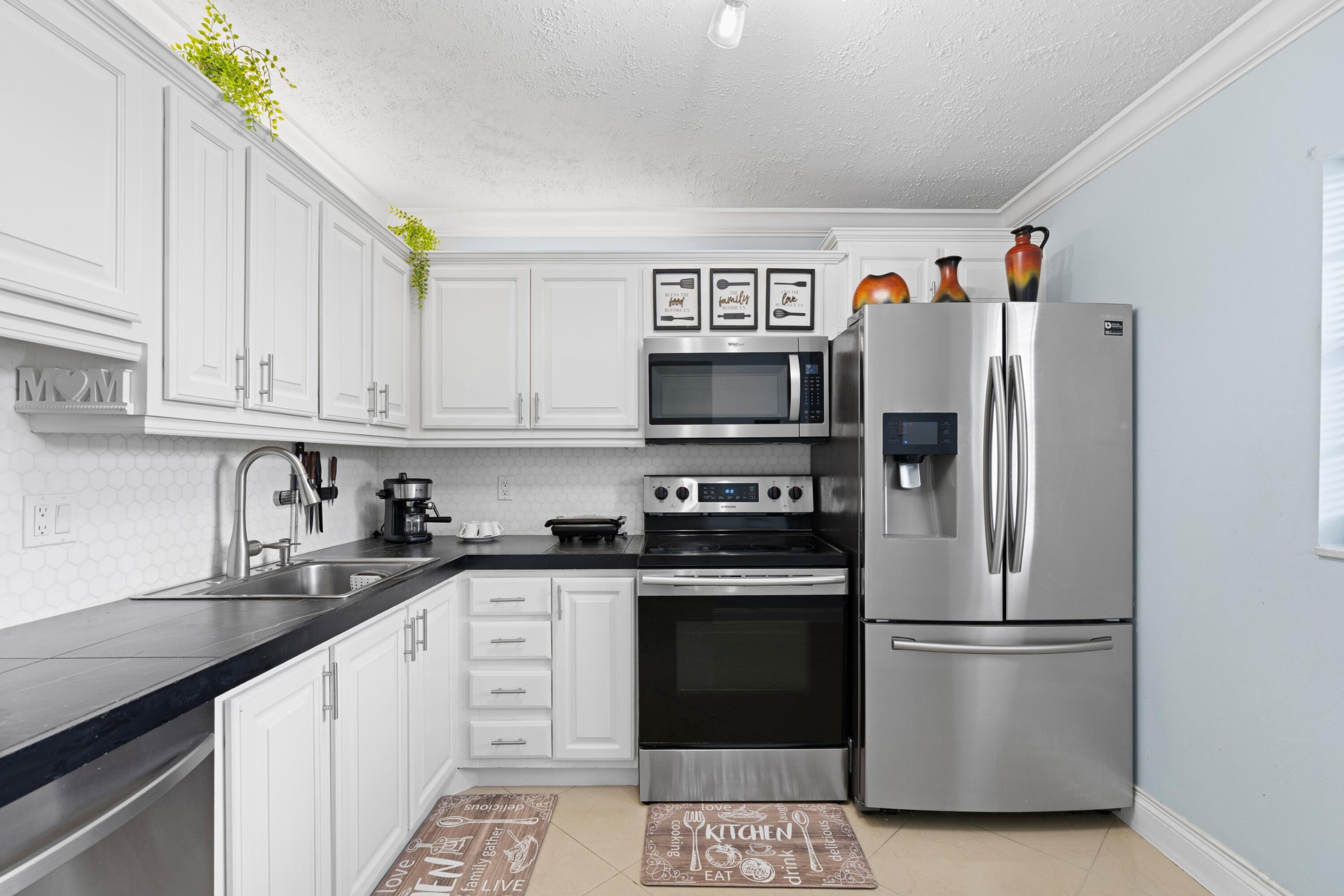 VILLAGE ROYALE GREENHILL CONDO - Residential
