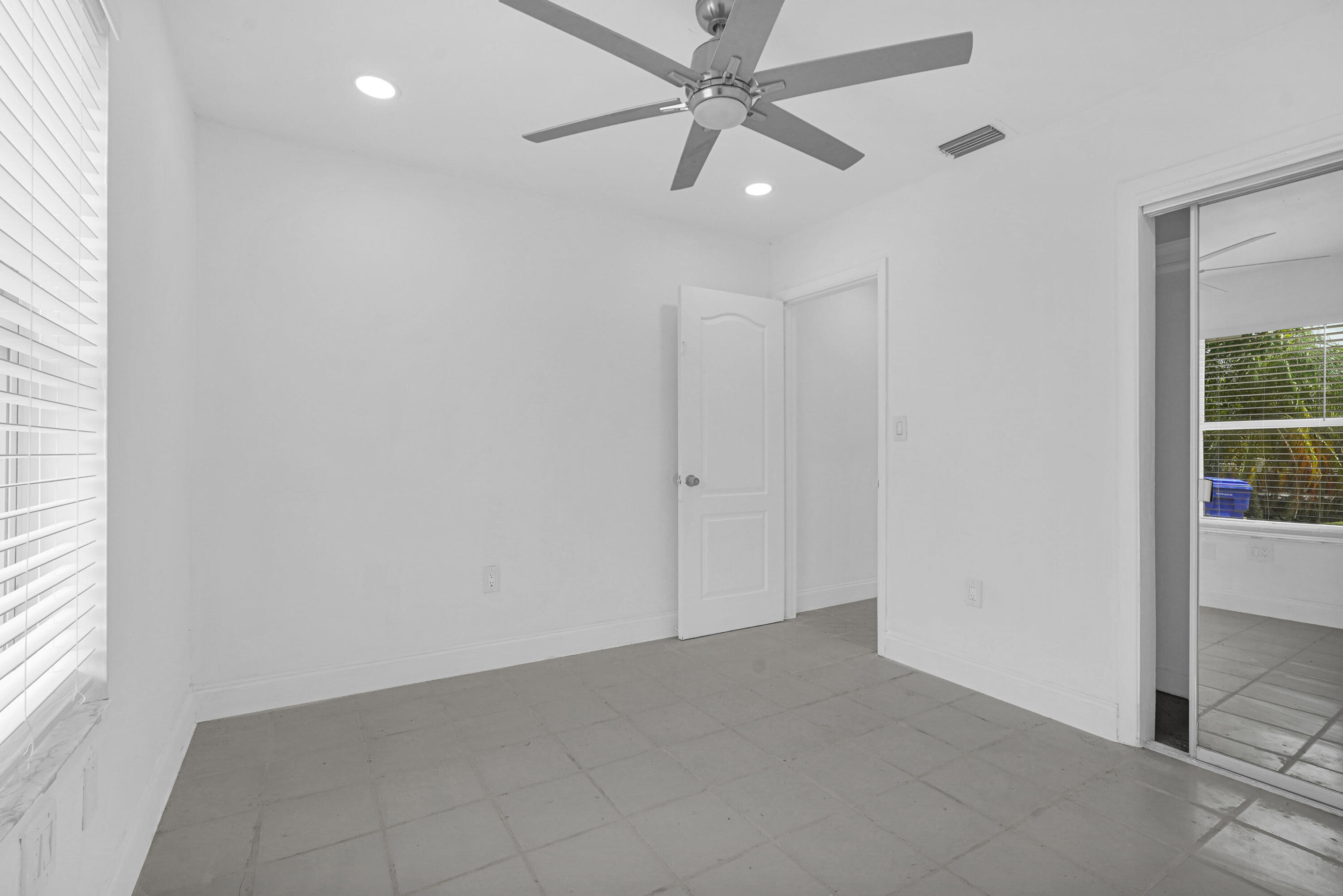 PALM LANE VILLA NO 5 - Residential Lease