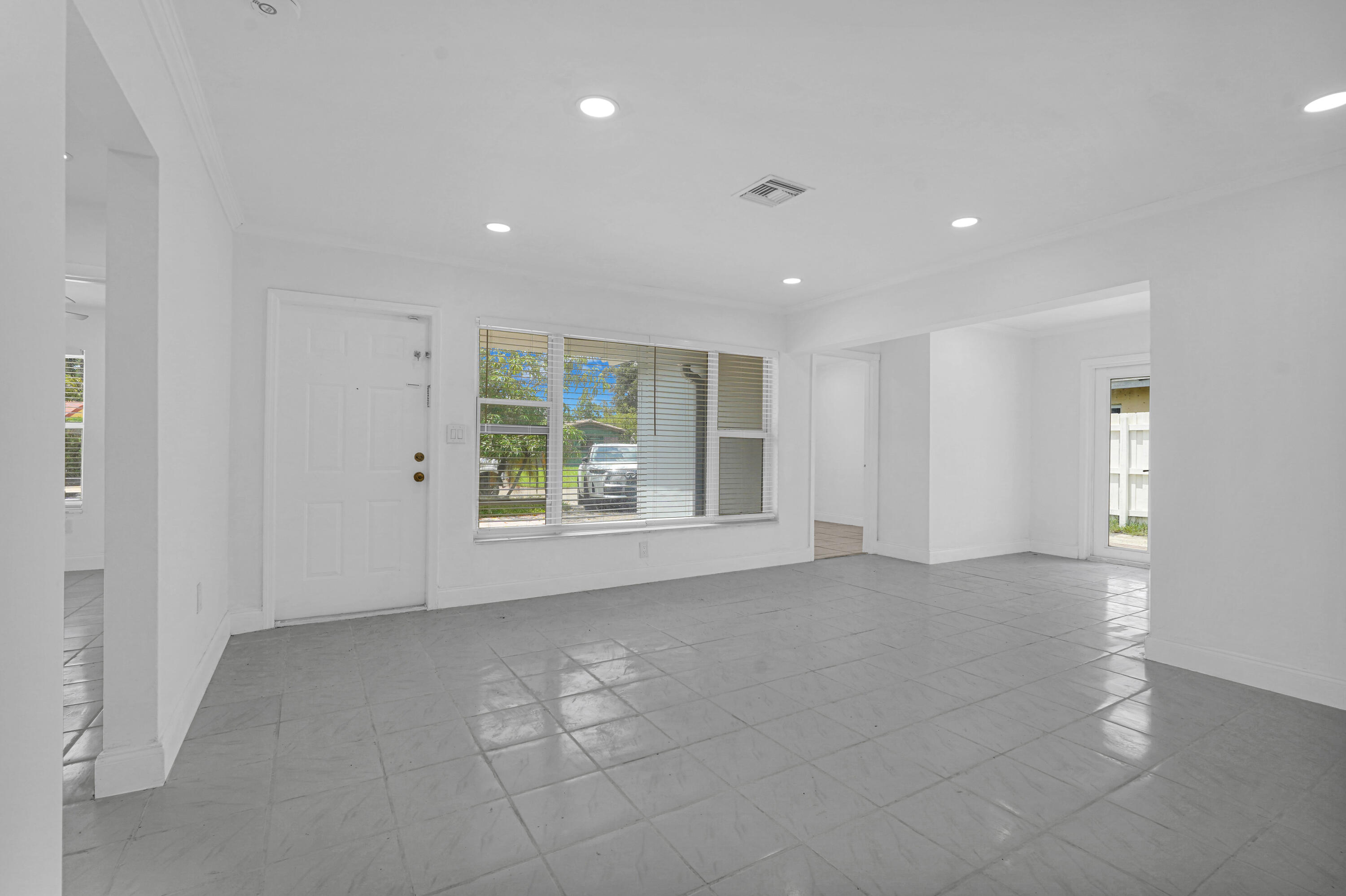 PALM LANE VILLA NO 5 - Residential Lease