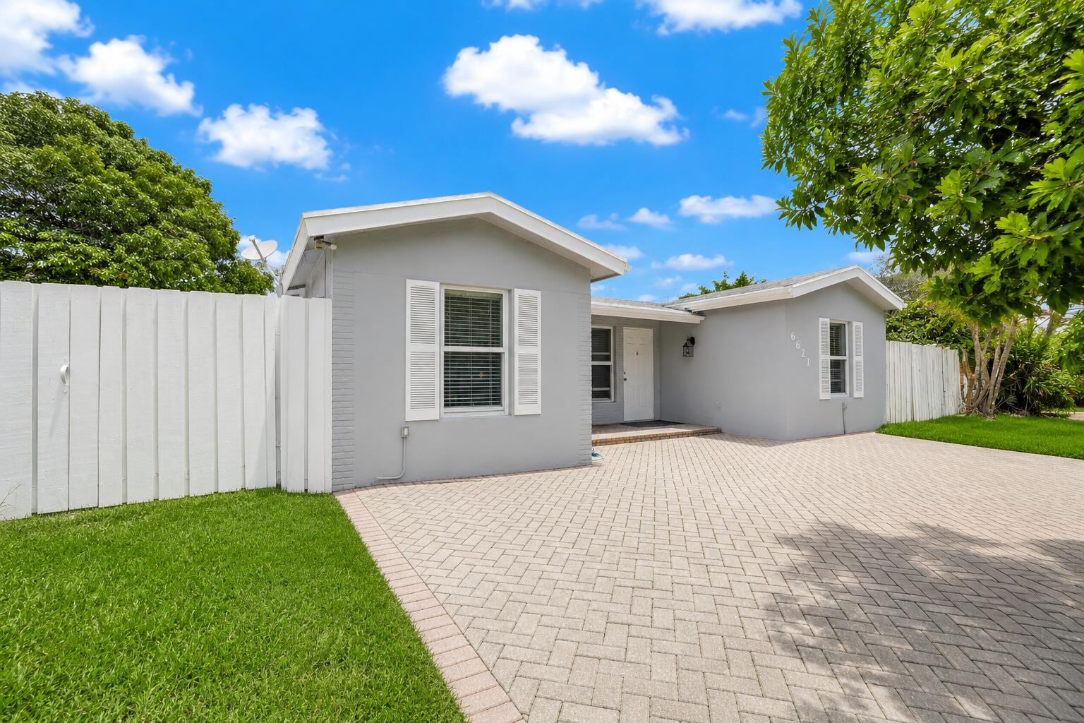 PALM LANE VILLA NO 5 - Residential Lease