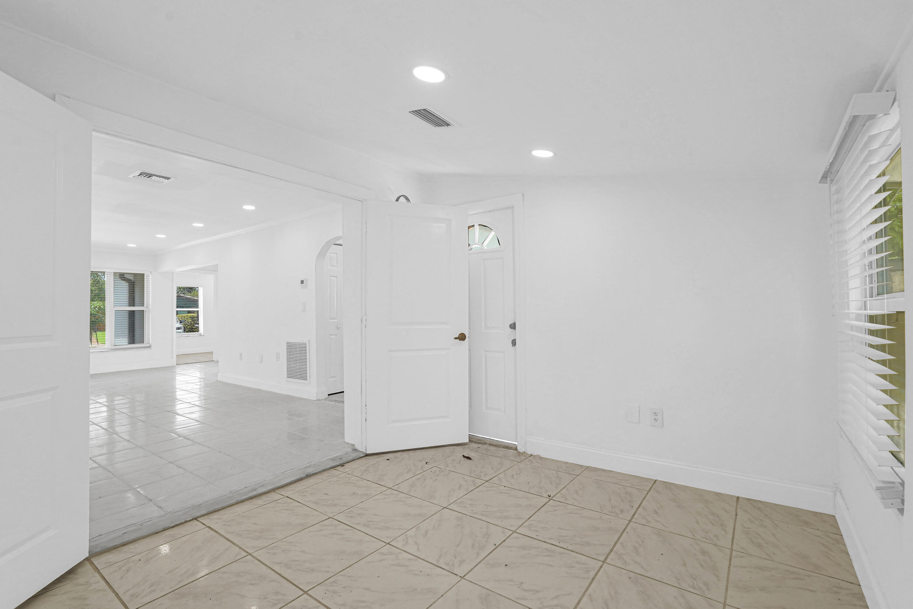 PALM LANE VILLA NO 5 - Residential Lease