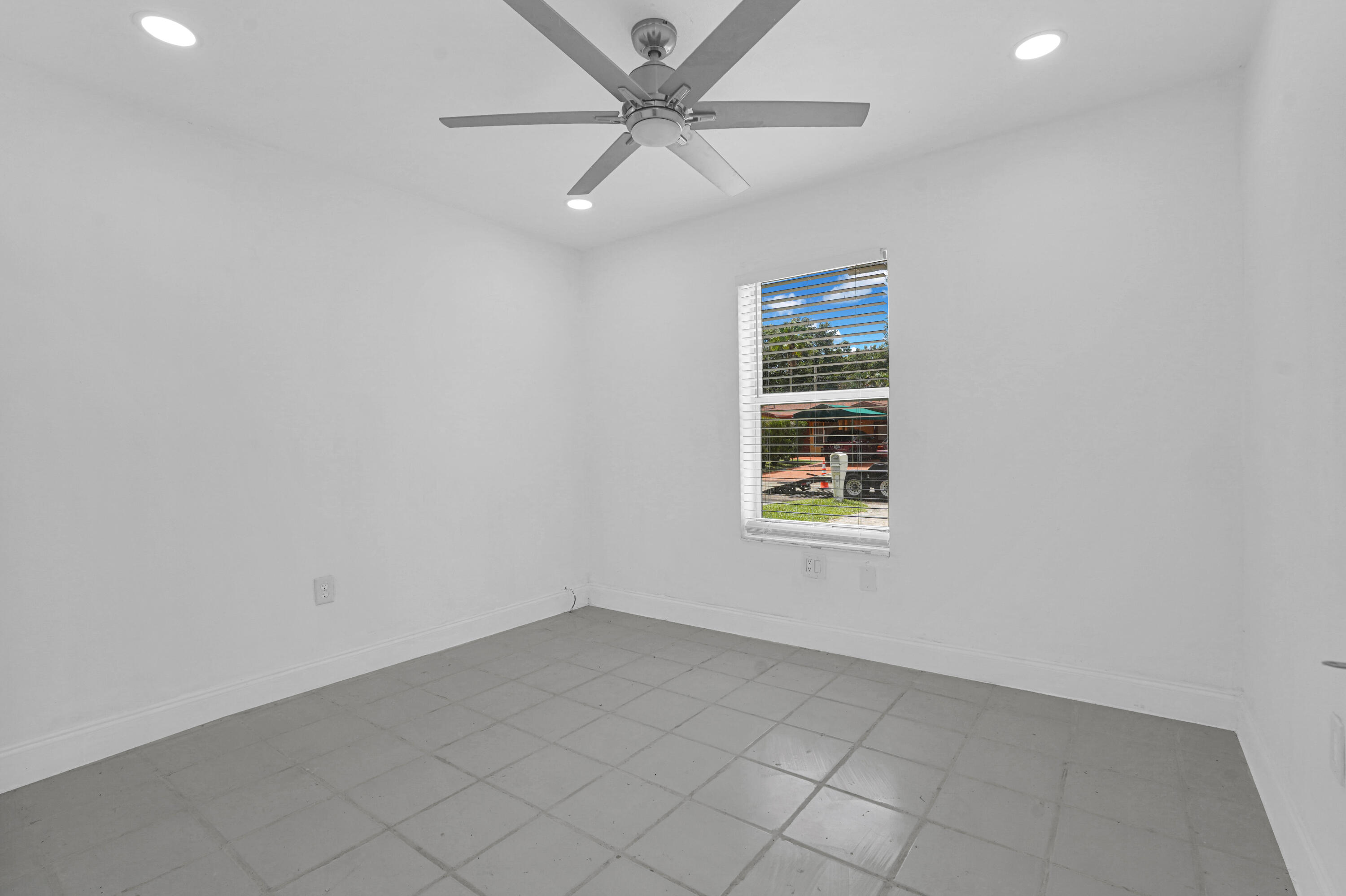 PALM LANE VILLA NO 5 - Residential Lease