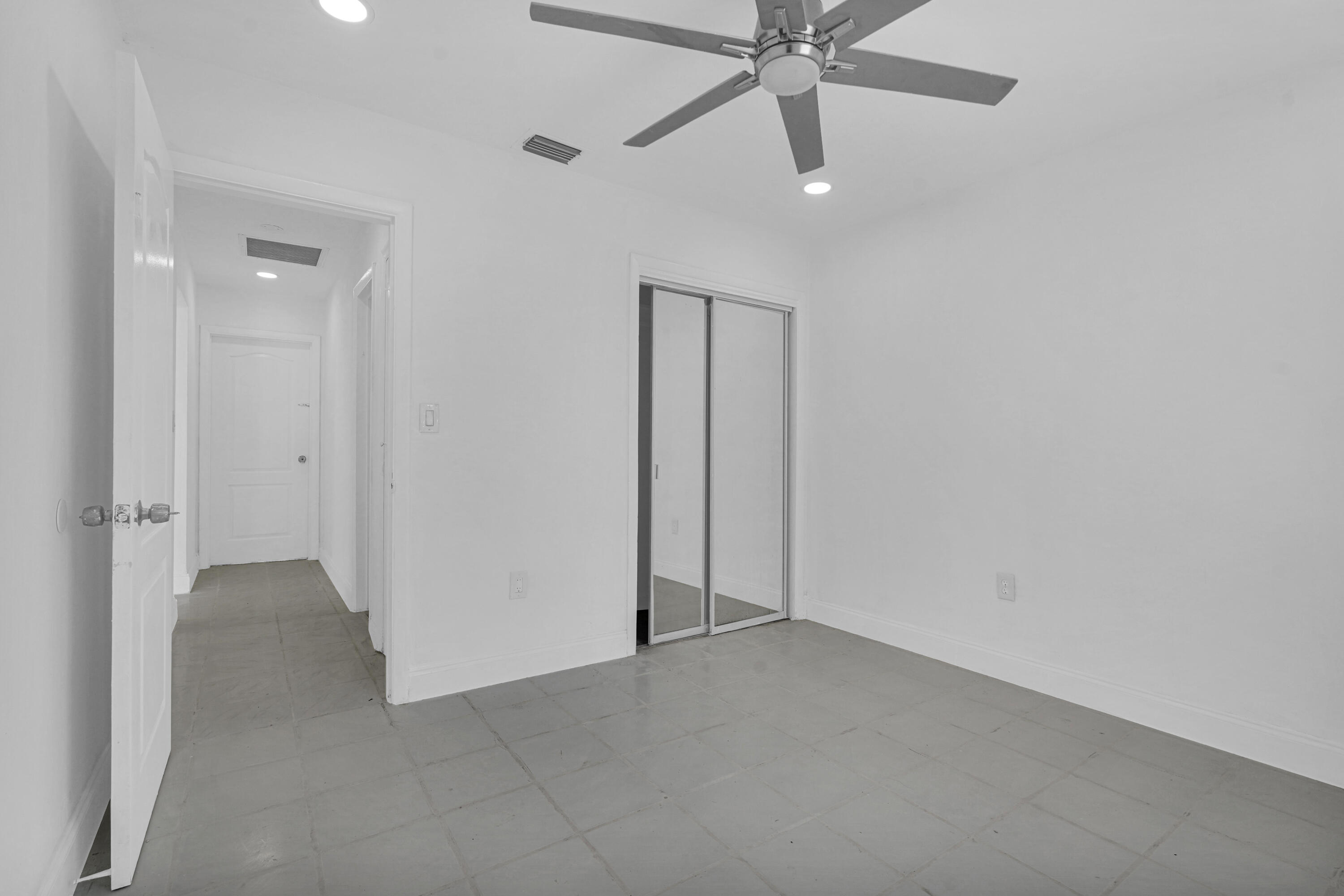 PALM LANE VILLA NO 5 - Residential Lease