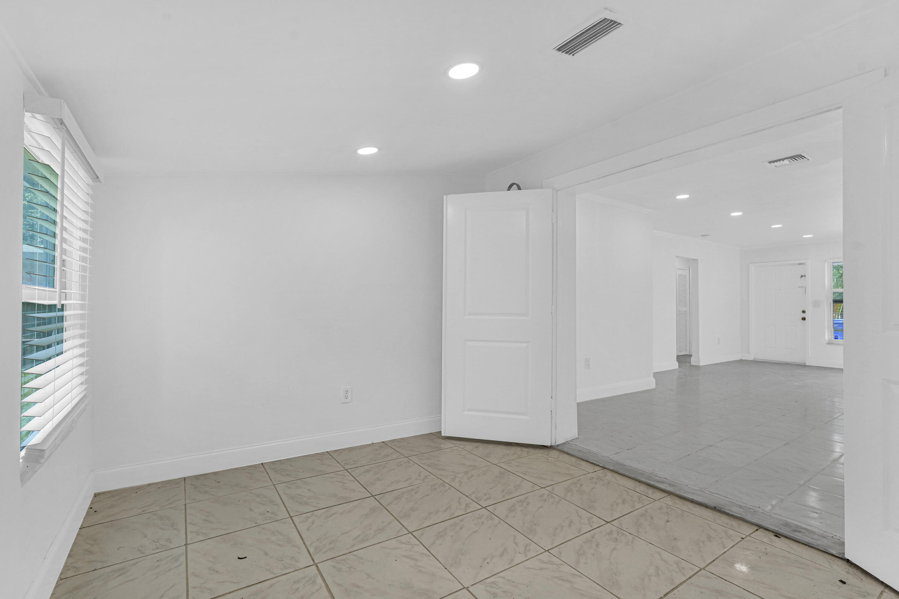 PALM LANE VILLA NO 5 - Residential Lease