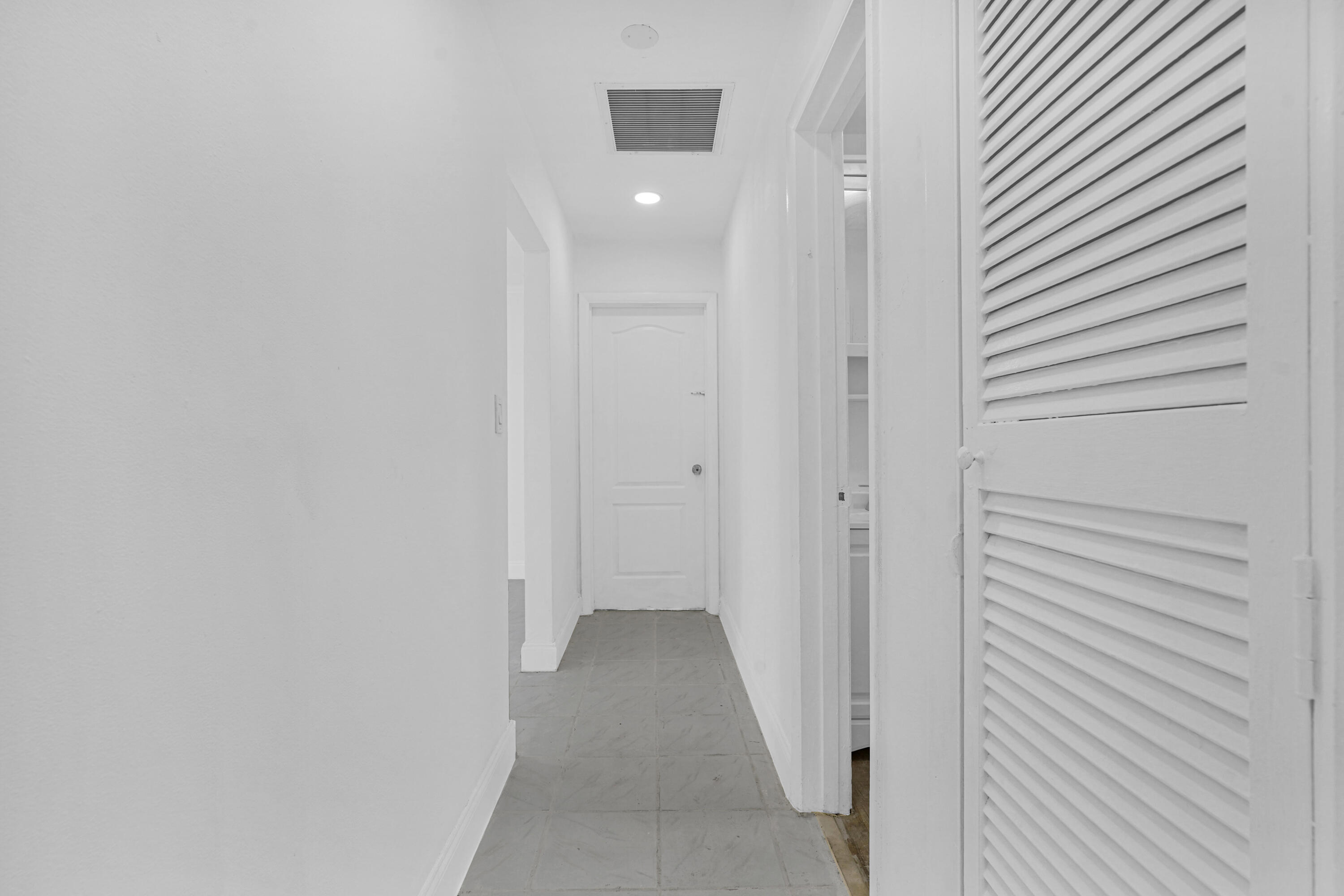 PALM LANE VILLA NO 5 - Residential Lease