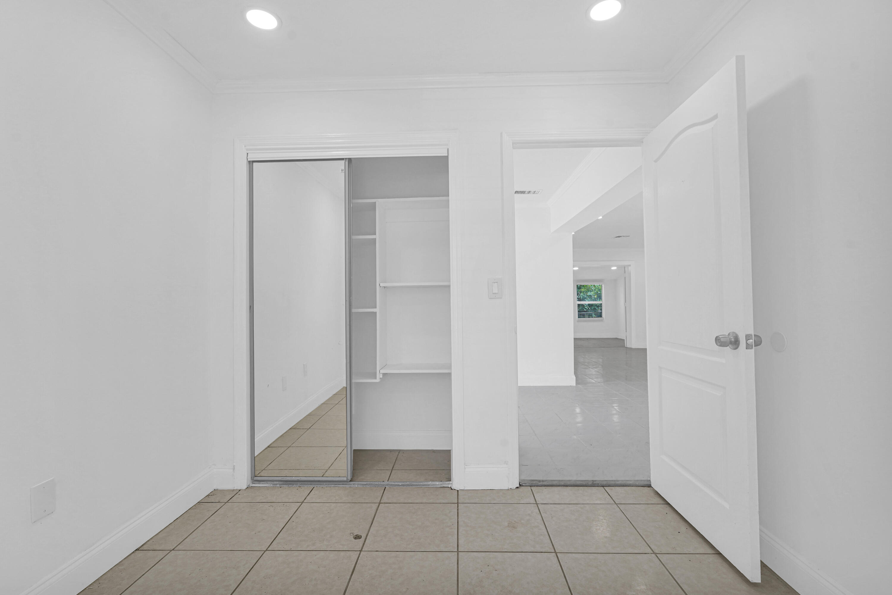 PALM LANE VILLA NO 5 - Residential Lease