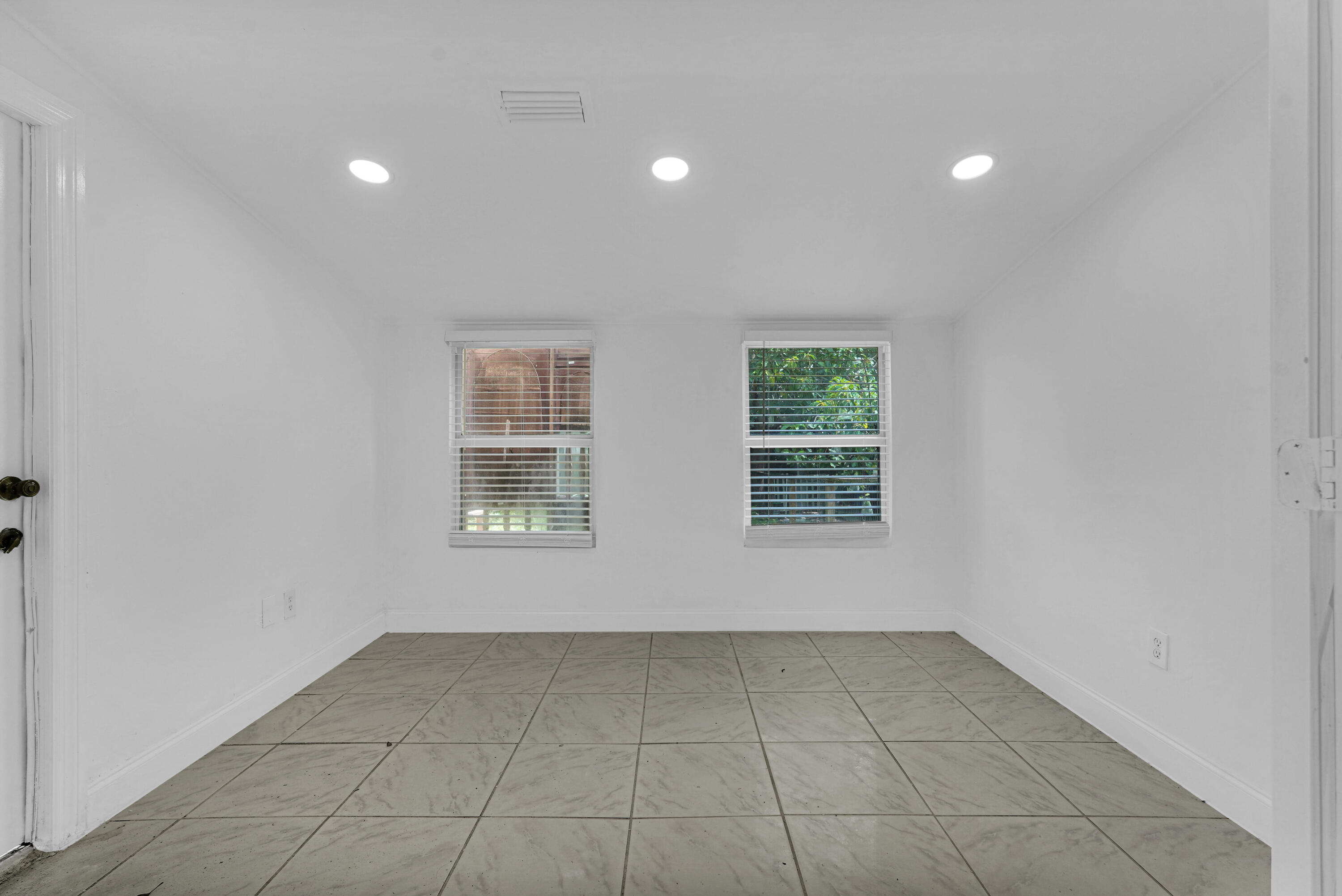 PALM LANE VILLA NO 5 - Residential Lease