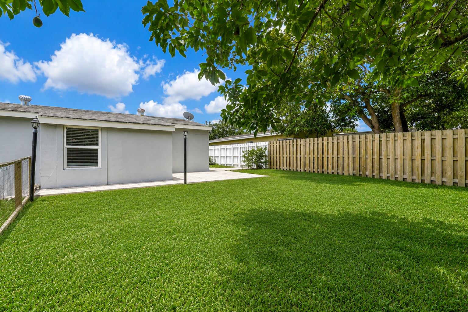 PALM LANE VILLA NO 5 - Residential Lease