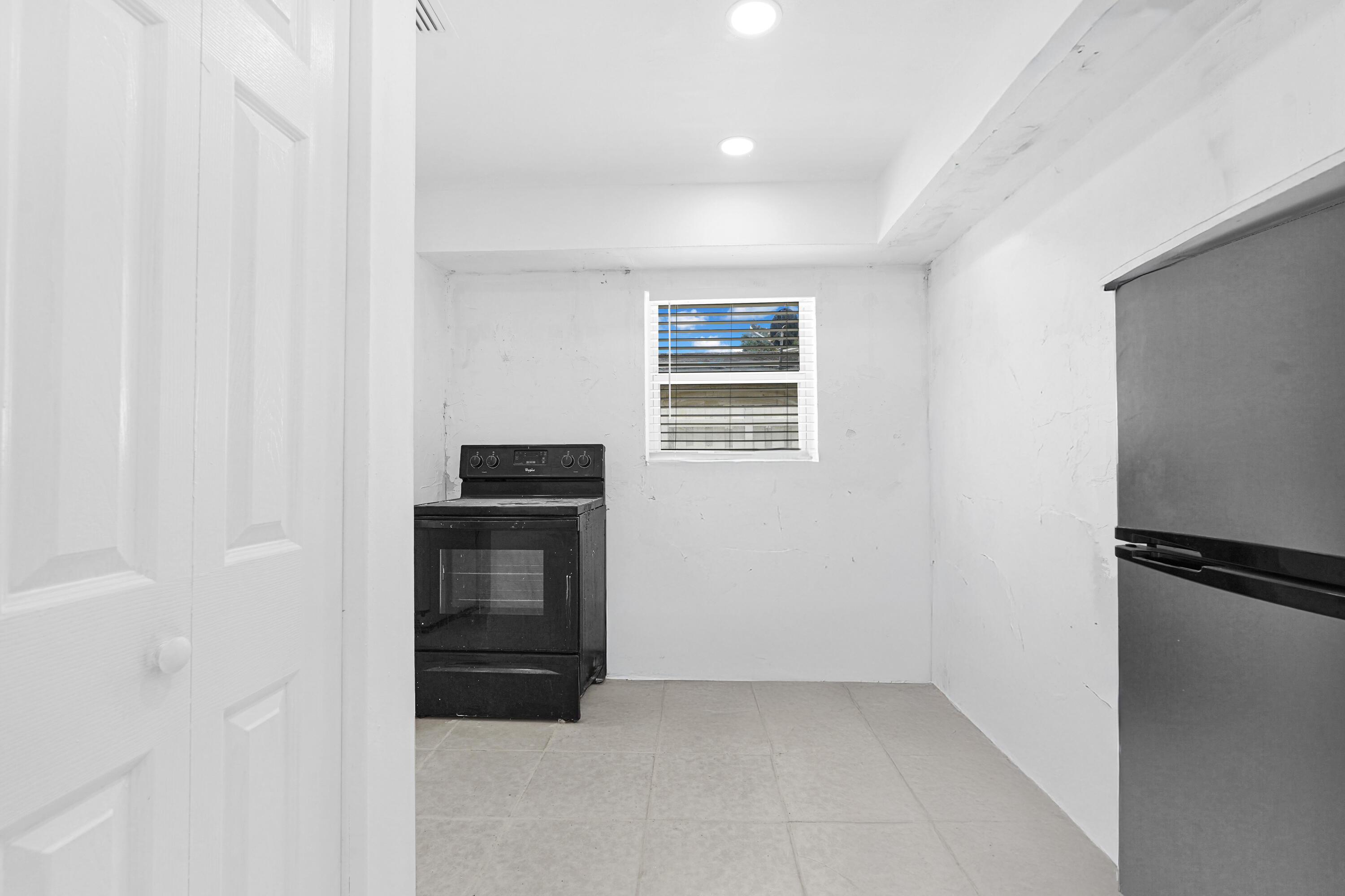 PALM LANE VILLA NO 5 - Residential Lease