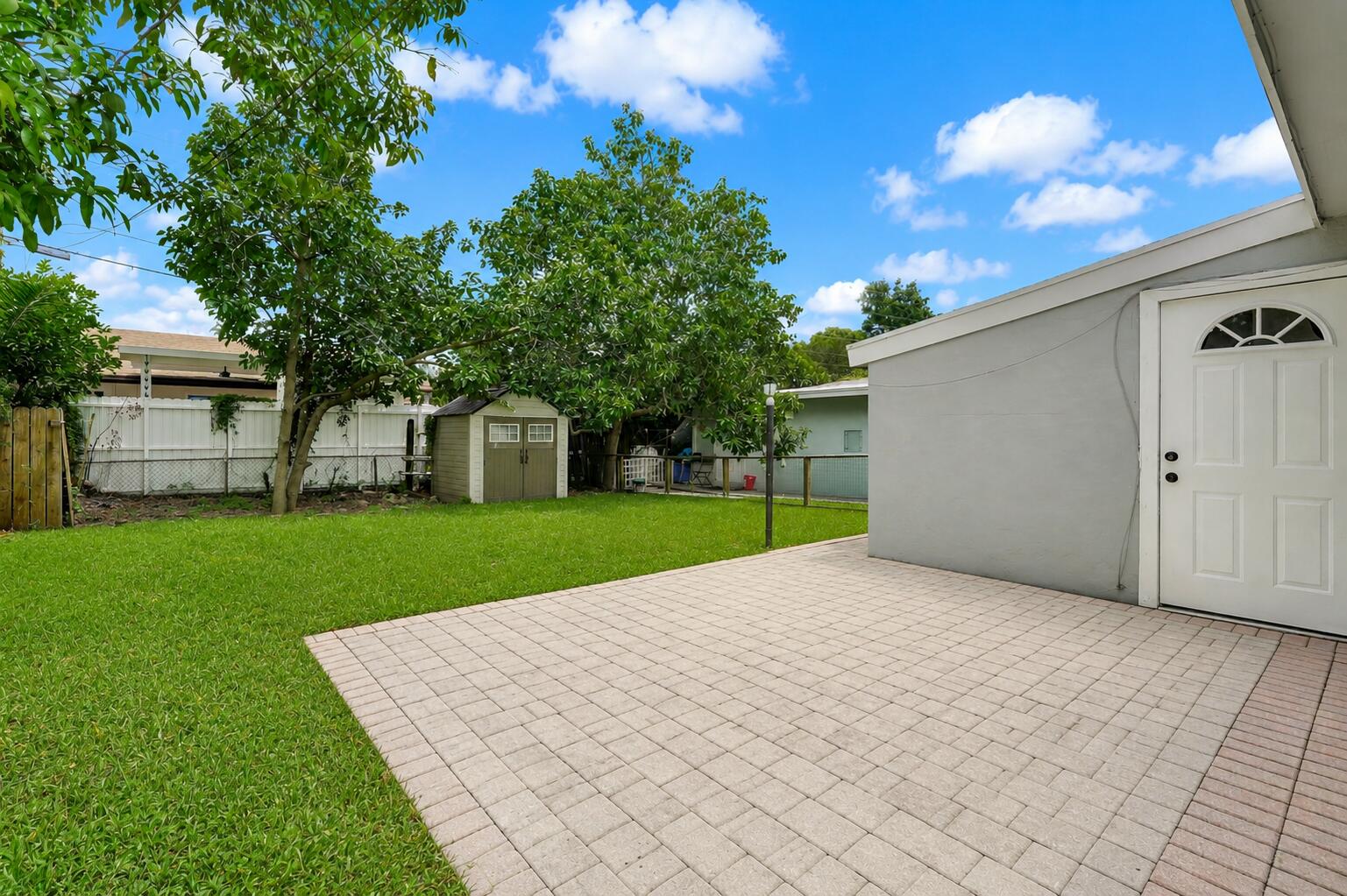 PALM LANE VILLA NO 5 - Residential Lease
