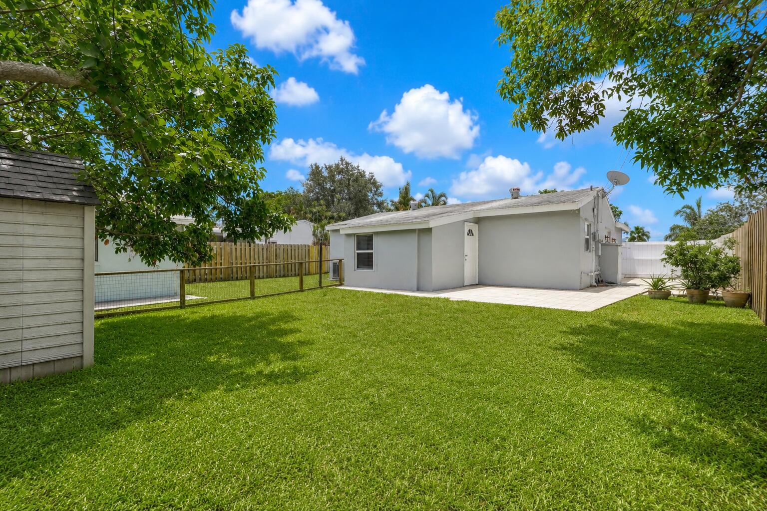 PALM LANE VILLA NO 5 - Residential Lease