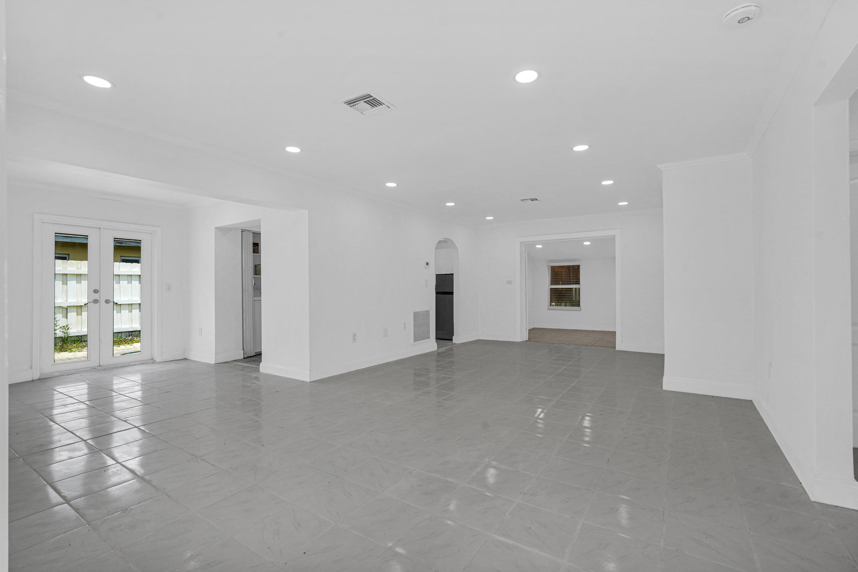 PALM LANE VILLA NO 5 - Residential Lease