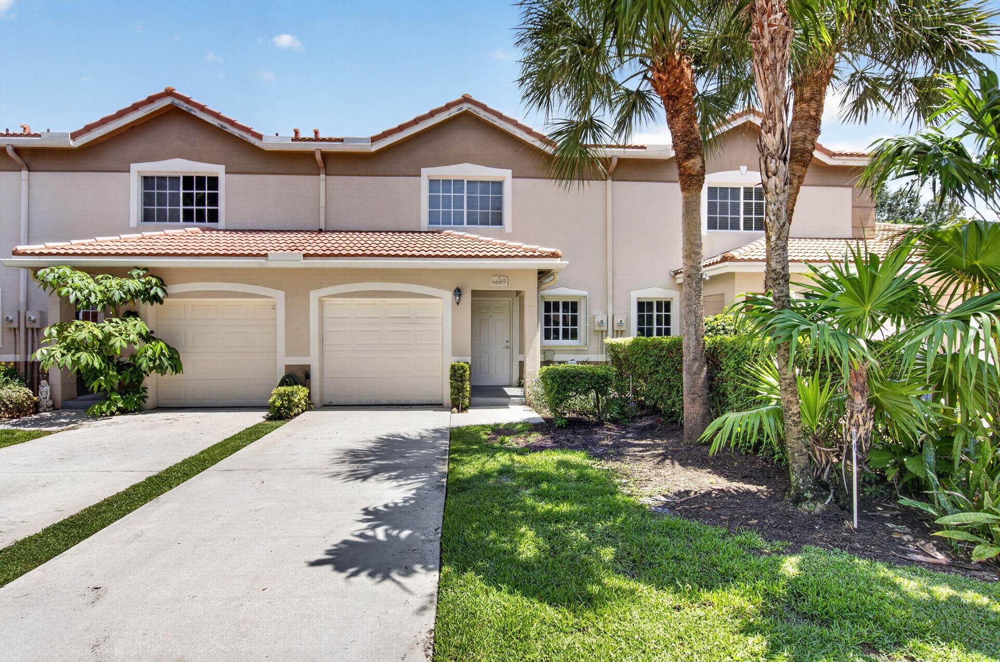 SELLER SAYS BUYER WILL RECEIVE A $5000 CREDIT AT CLOSING FOR CLOSING COSTS! BEAUTIFUL PORCELAIN TILE & COMPLETE HURRICANE WINDOW PROTECTION. ALL YOU HAVE TO DO IS MOVE RIGHT IN! NO REPAIRS NEEDED. YOU ARE ALSO LOCATED WITHIN SPANISH RIVER HIGH SCHOOL DISTRICT! DON'T DELAY, SEE IT TODAY!