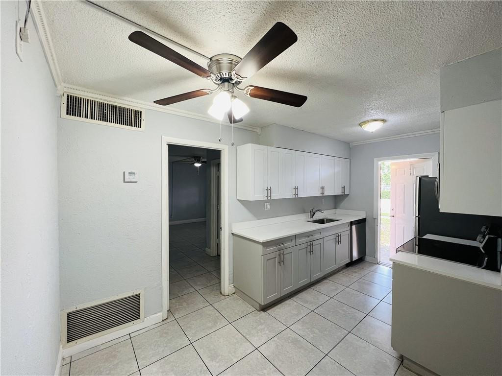 BEAUTIFUL RARELY AVAILABLE LARGE 3 BEDROOMS, 2 BATH UNIT. FIRST FLOOR CORNER UNIT, EUROPEAN STYLE KITCHEN WITH STAINLESS-STEEL APPLIANCES, QUARTZ STYLE COUNTER TOPS, GARBAGE DISPOSAL, METICULOUSLY UPDATED APARTMENT. PROPERTY OFFERS GREAT LIVING SPACE! WITH TILE FLOORING THROUGHOUT, THIS UNIT HAS LOTS OF NATURAL LIGHT. LARGE MASTER BEDROOM, PLENTY OF EXTRA SPACE. WASHER AND DRYER HOOK UPS IN IT'S OWN PRIVATE UTILITY ROOM.