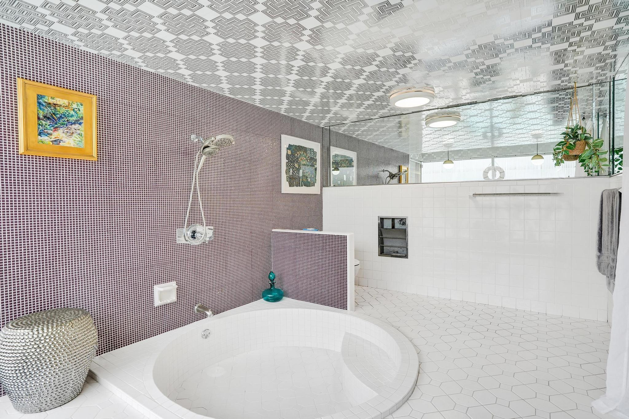 HOLLYWOOD HILLS - Residential
