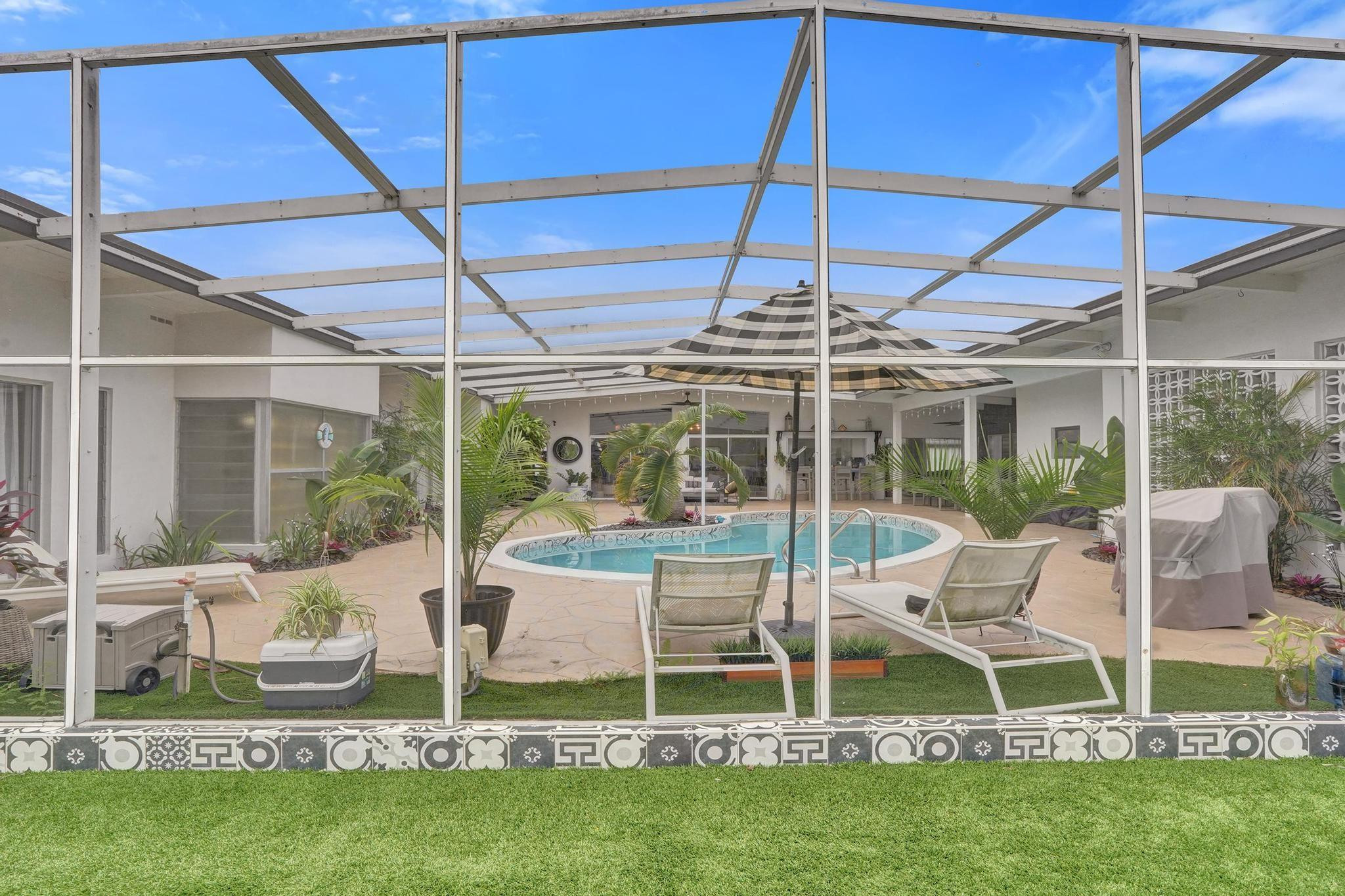 HOLLYWOOD HILLS - Residential