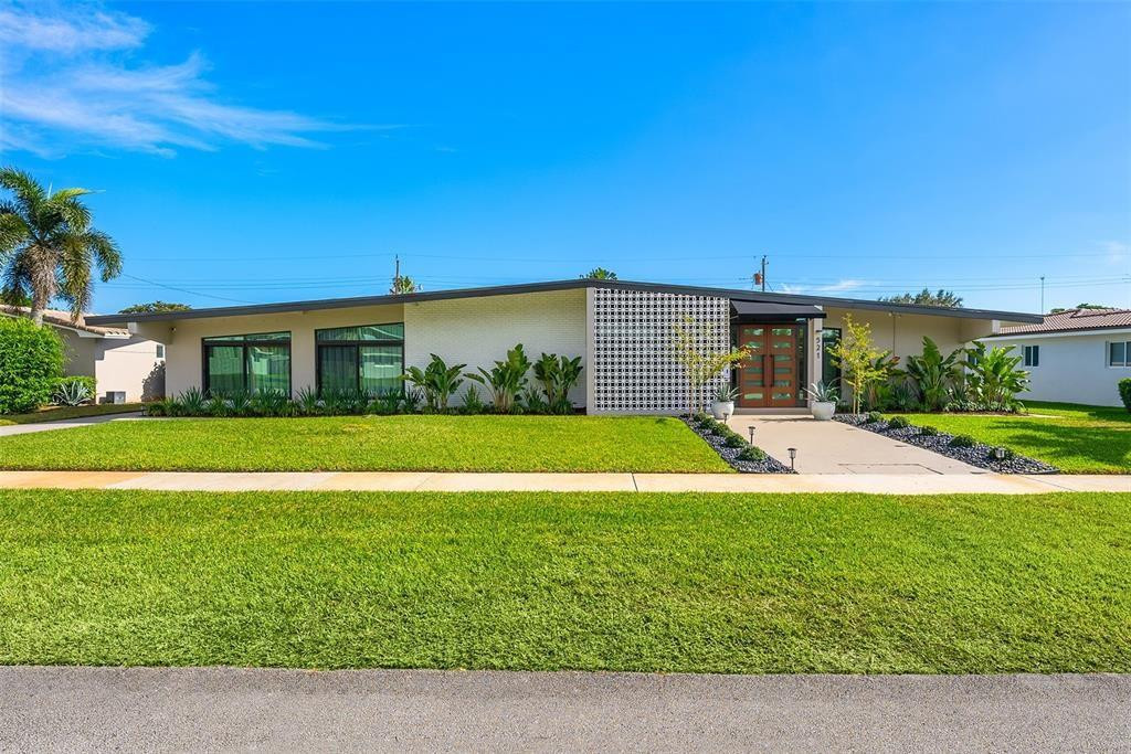 HOLLYWOOD HILLS - Residential