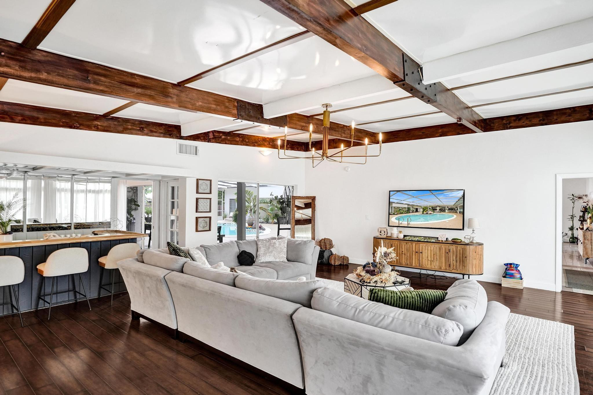 HOLLYWOOD HILLS - Residential