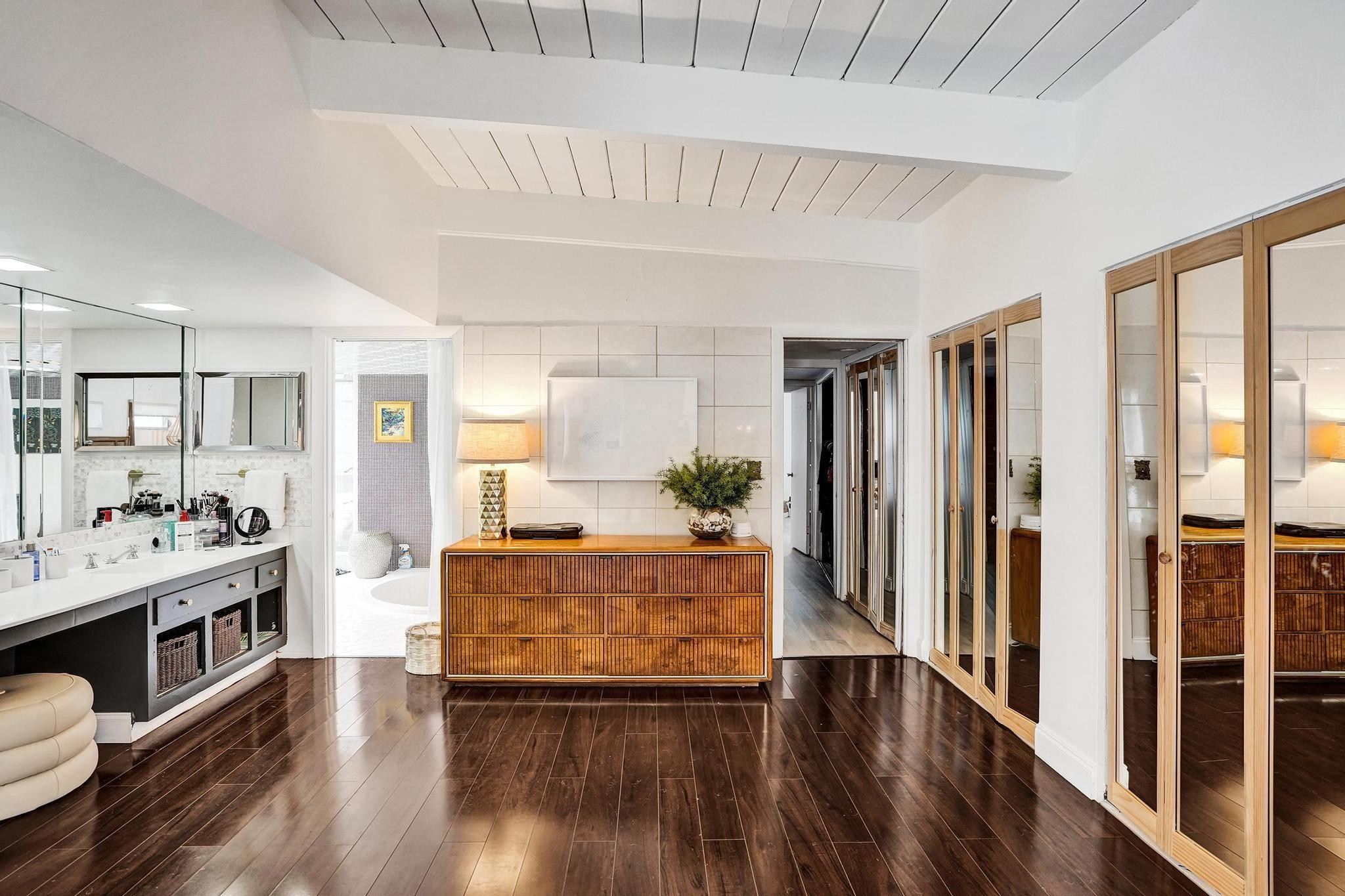 HOLLYWOOD HILLS - Residential
